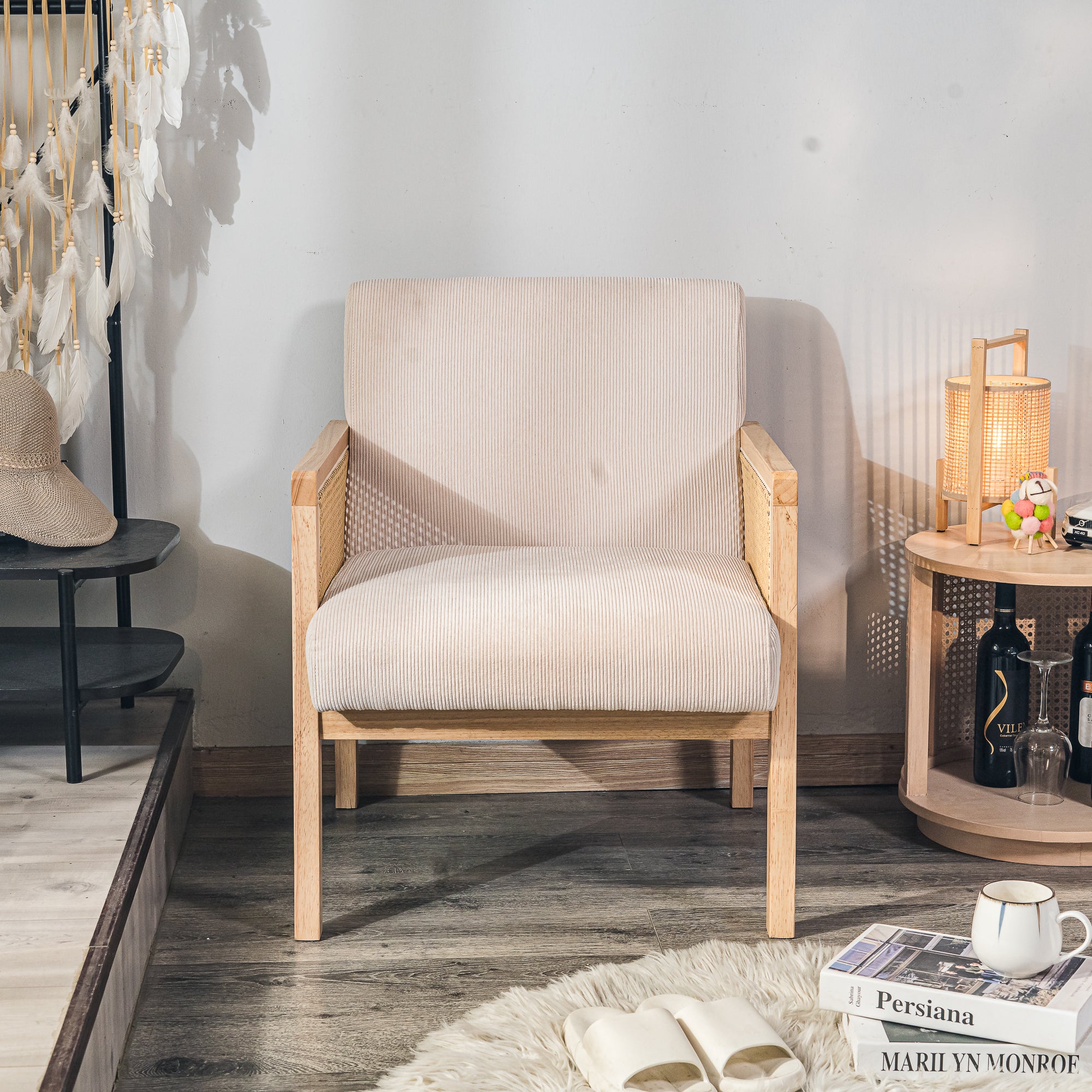 BORGO – Fotel salonowy z litego drewna i beżowej plecionki