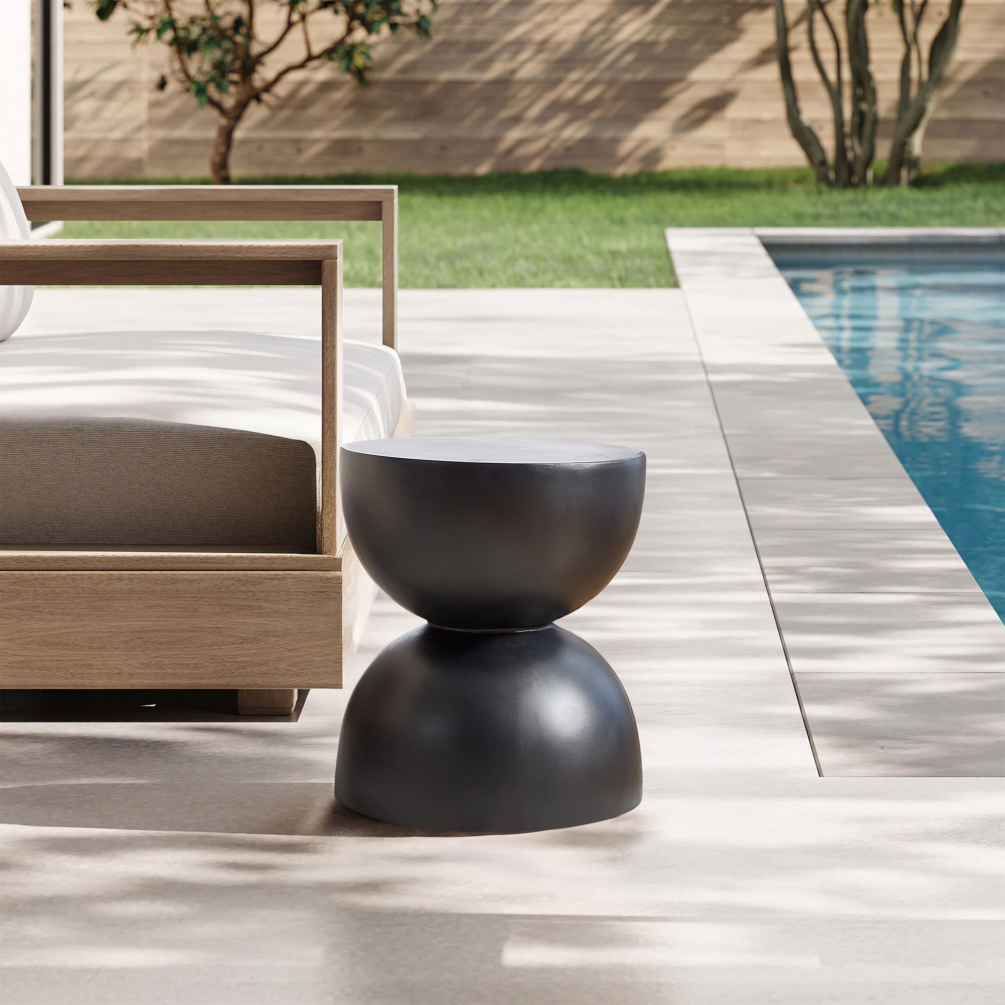 VEJEN – stolik pomocniczy do kanapy, do użytku wewnątrz i na zewnątrz, z czarnego magnezytu