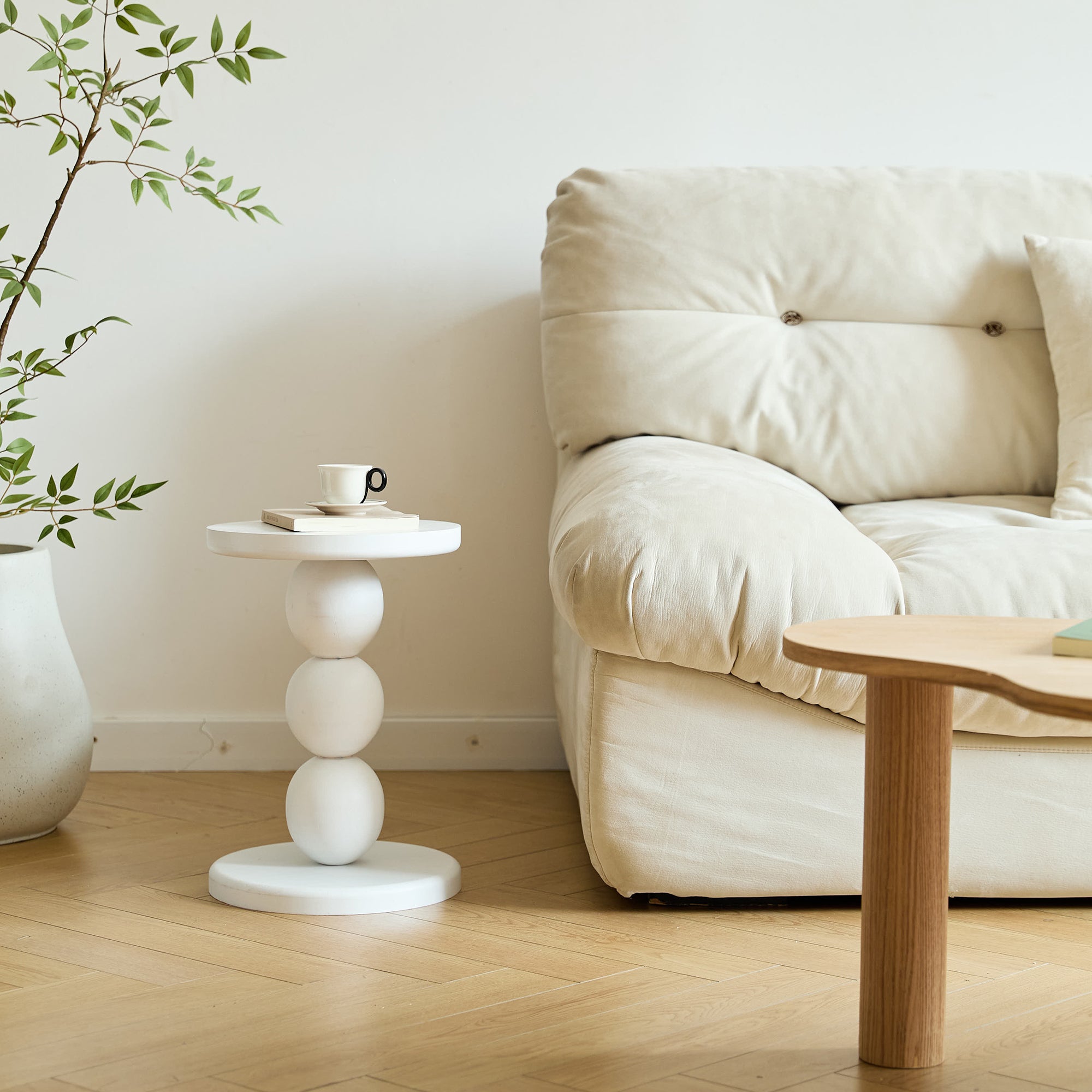 GAVLE – Okrągły stolik pomocniczy z białego drewna