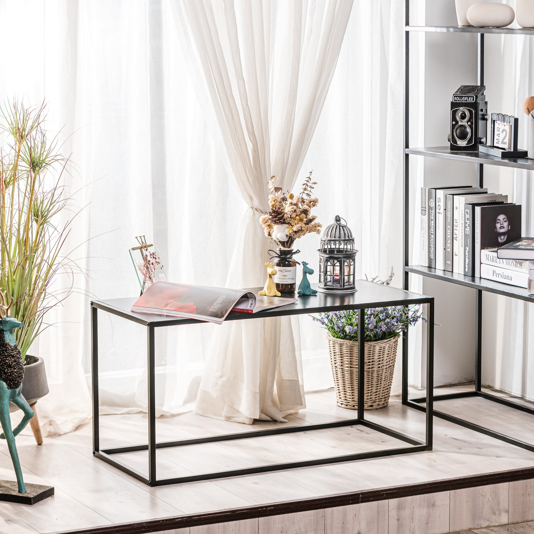 Industrialny stolik kawowy z czarnego metalu