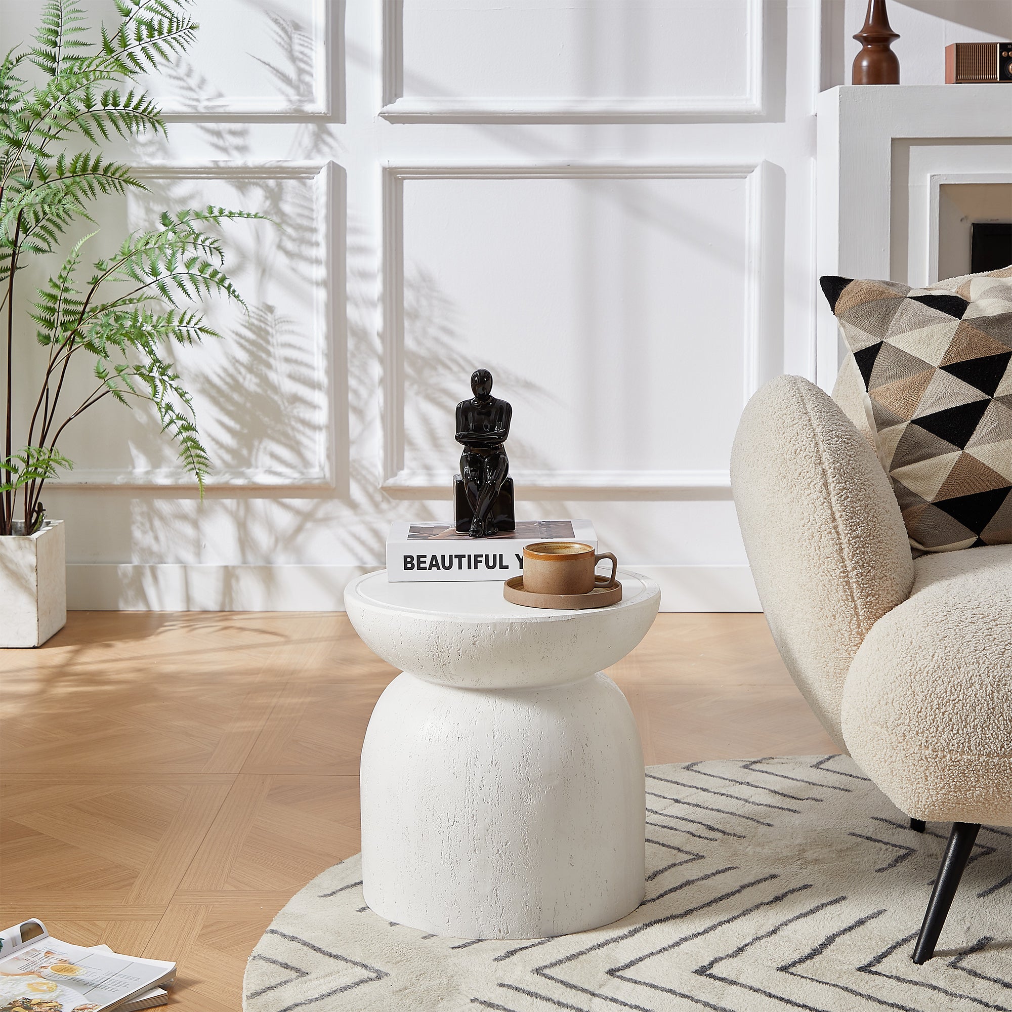 HJORRING – stolik pomocniczy do wnętrz i na zewnątrz, wykonany z białego magnezytu