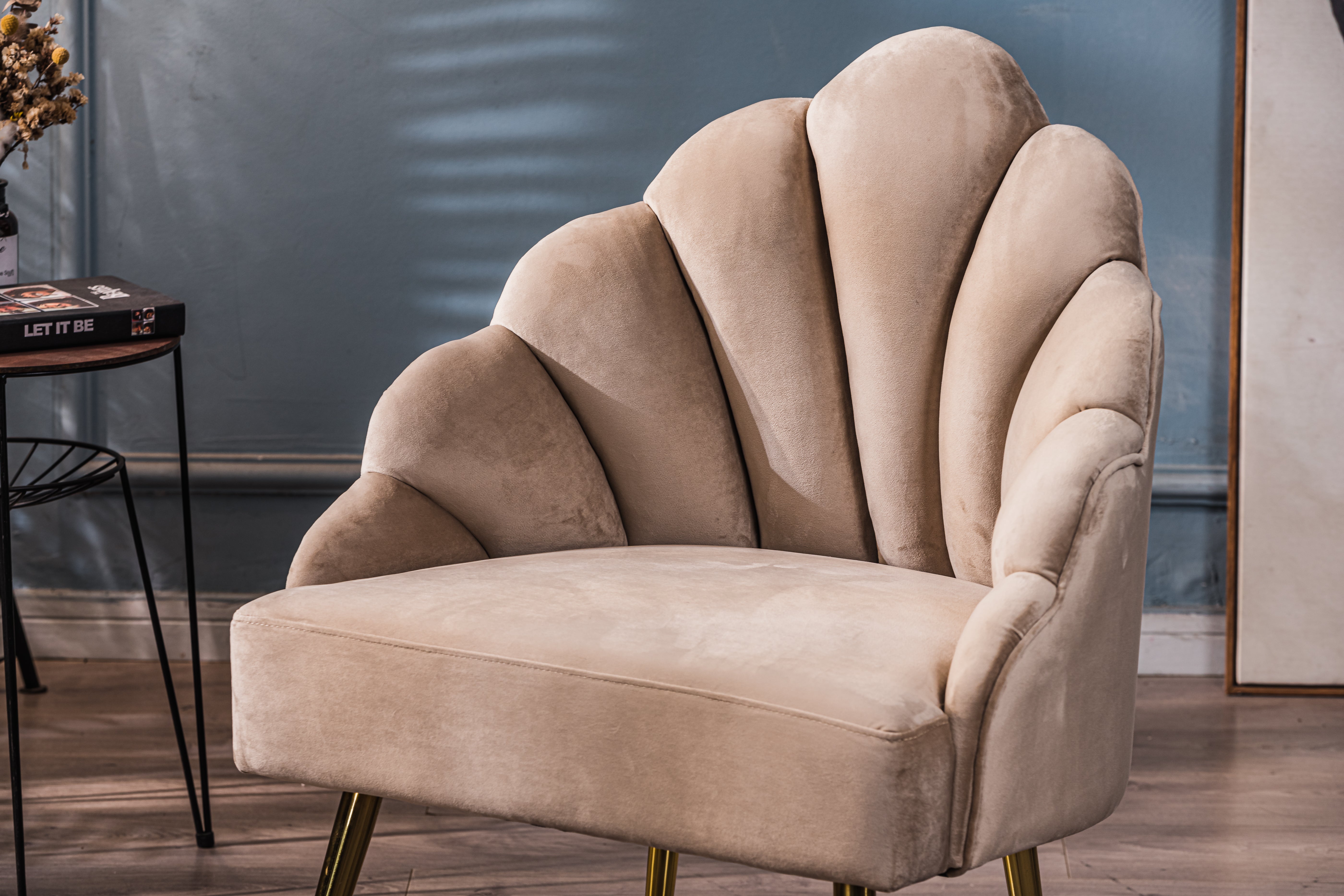Fotel retro z metalu i beżowego aksamitu