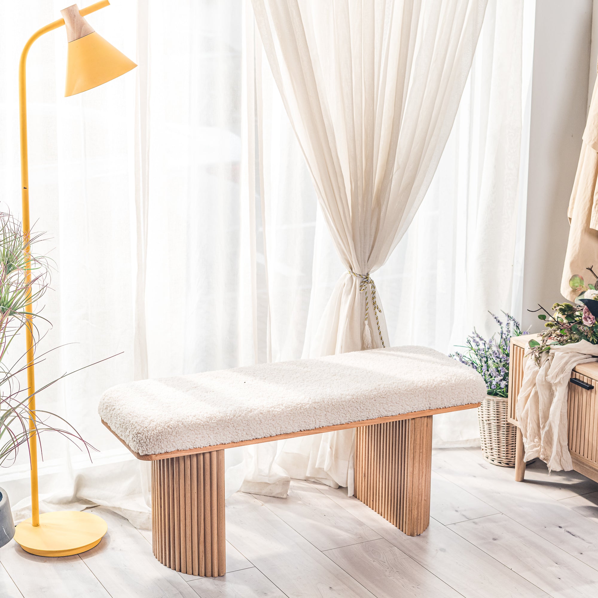 Ławka z litego drewna i białymi pętelkami