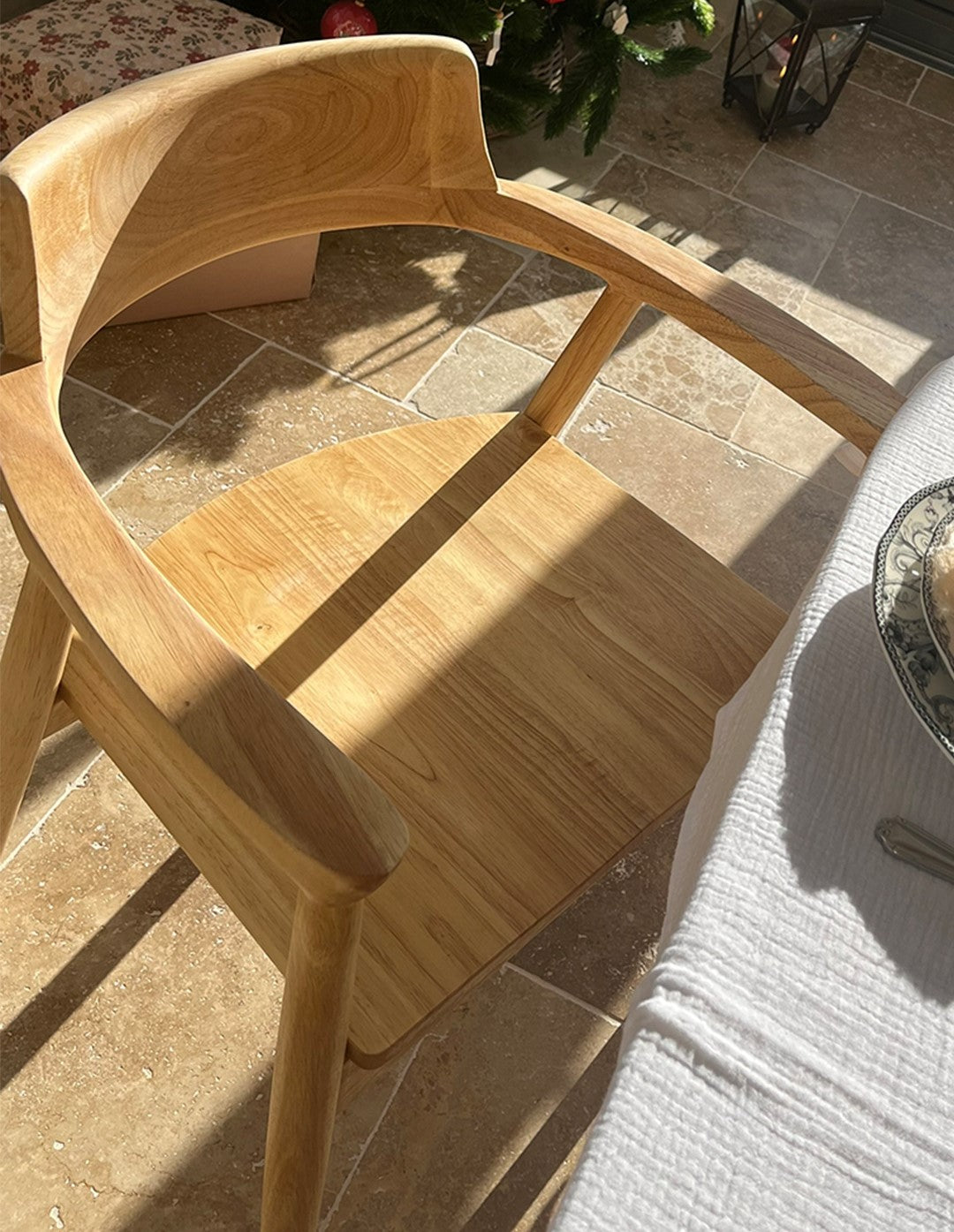 Zestaw 2 krzeseł z litego drewna z podłokietnikami w kolorze naturalnym