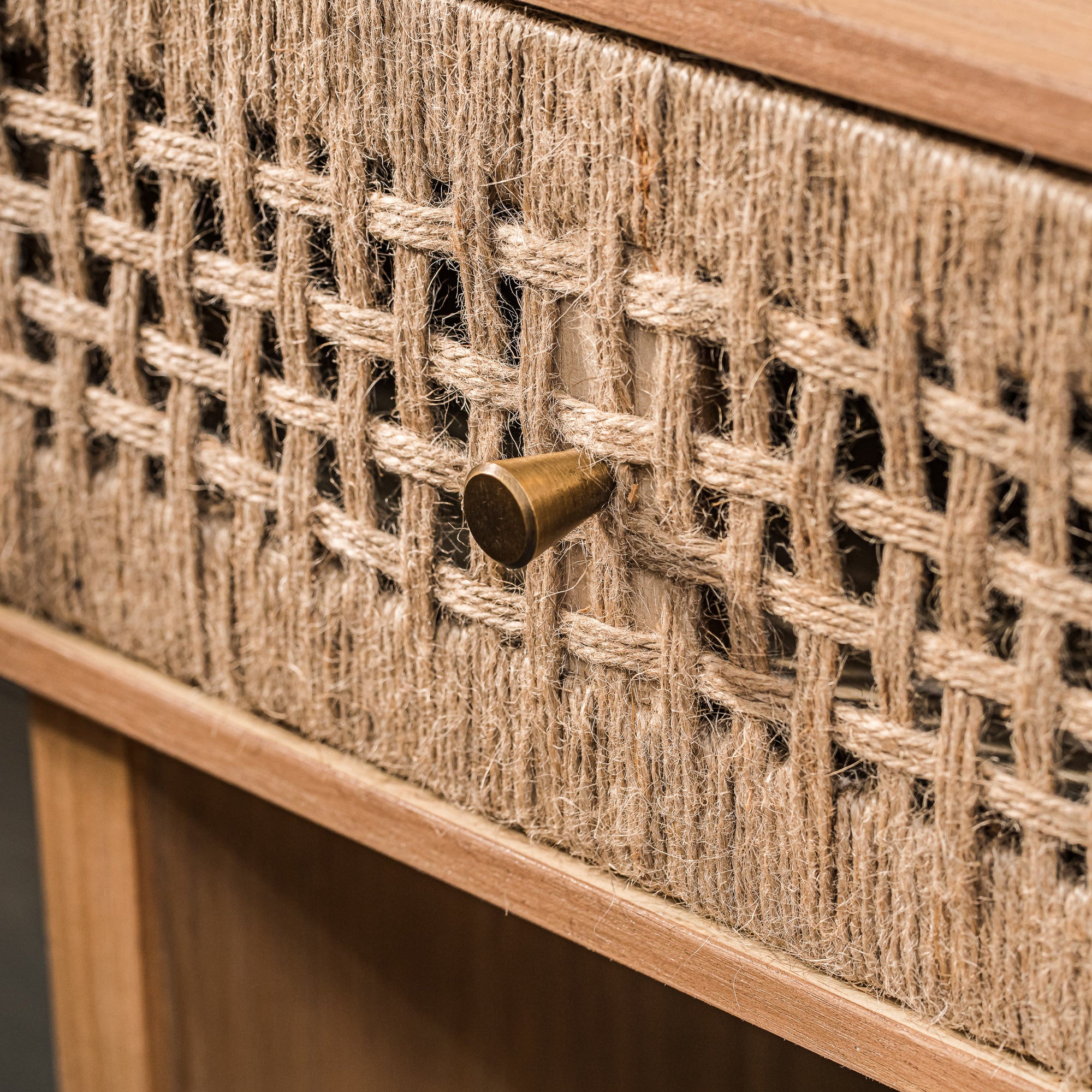 Szafka nocna z 1 szufladą, wykonana z naturalnego sznurka