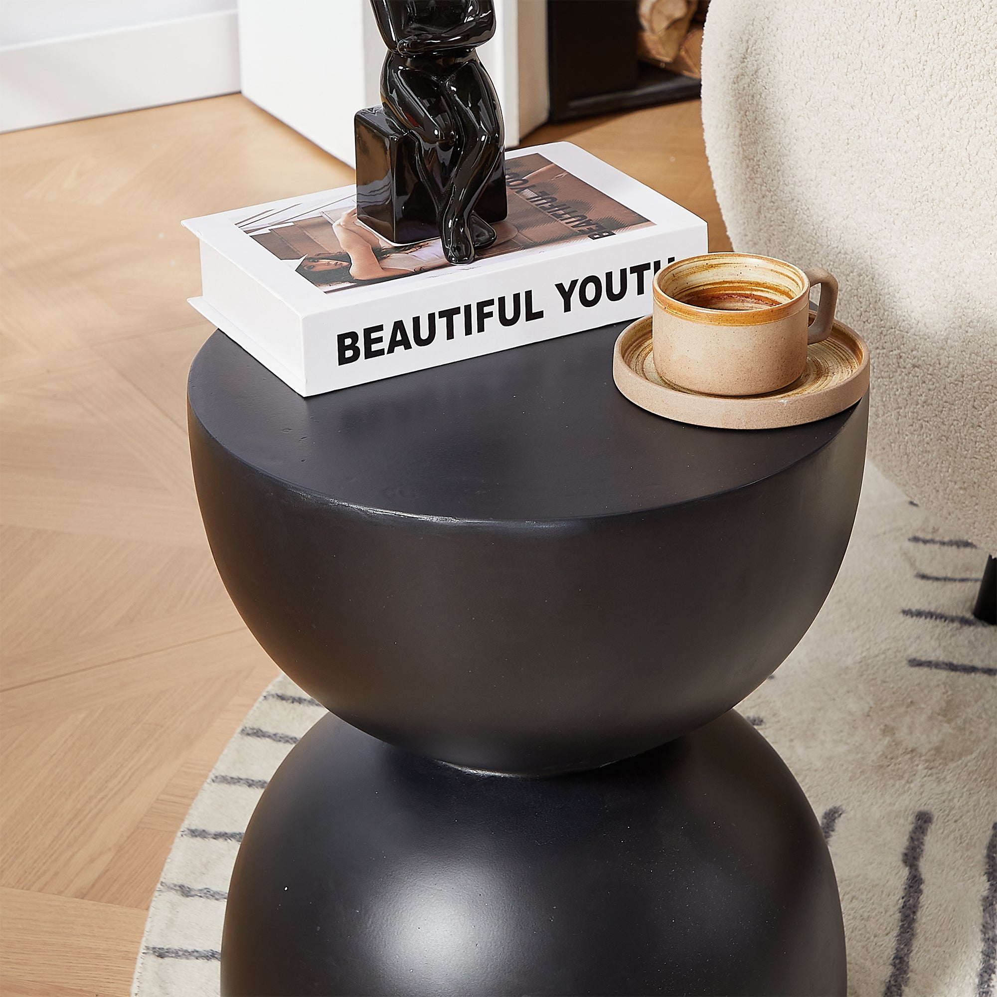 VEJEN – stolik pomocniczy do kanapy, do użytku wewnątrz i na zewnątrz, z czarnego magnezytu