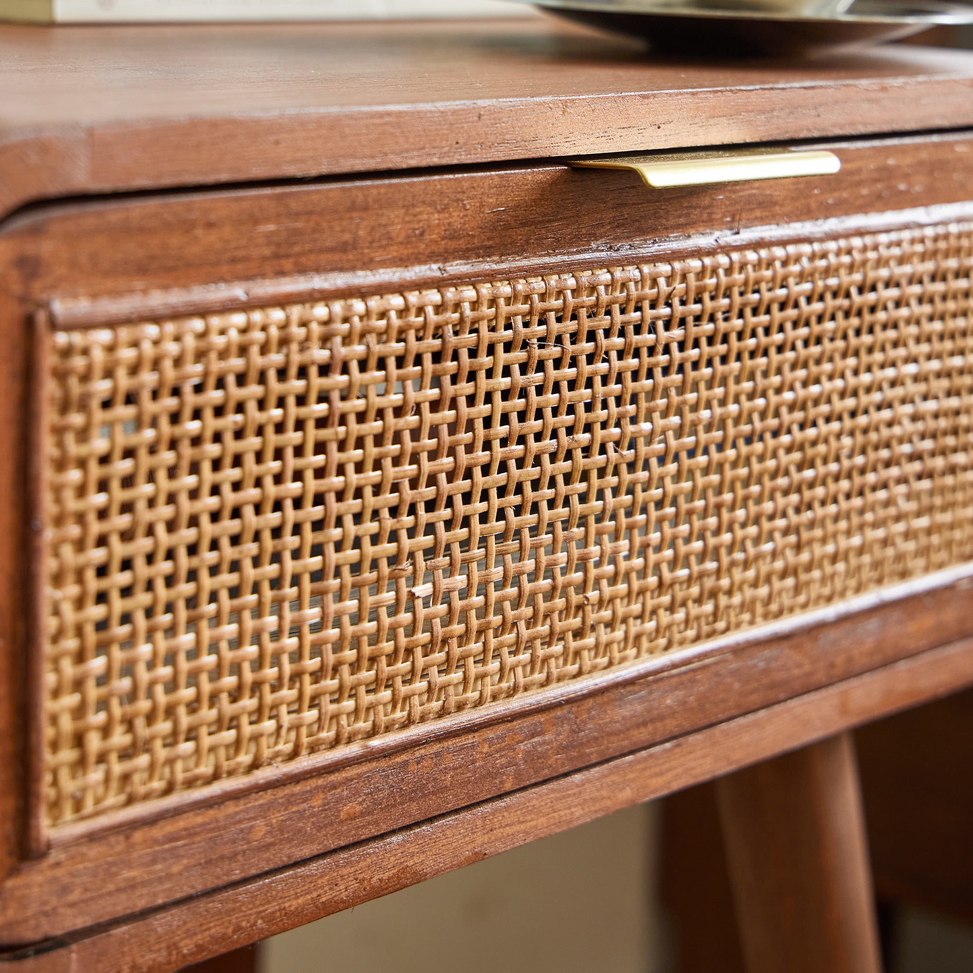 MALI - Szafka nocna z 1 szufladą, wykonana z rattanu i drewna orzechowego