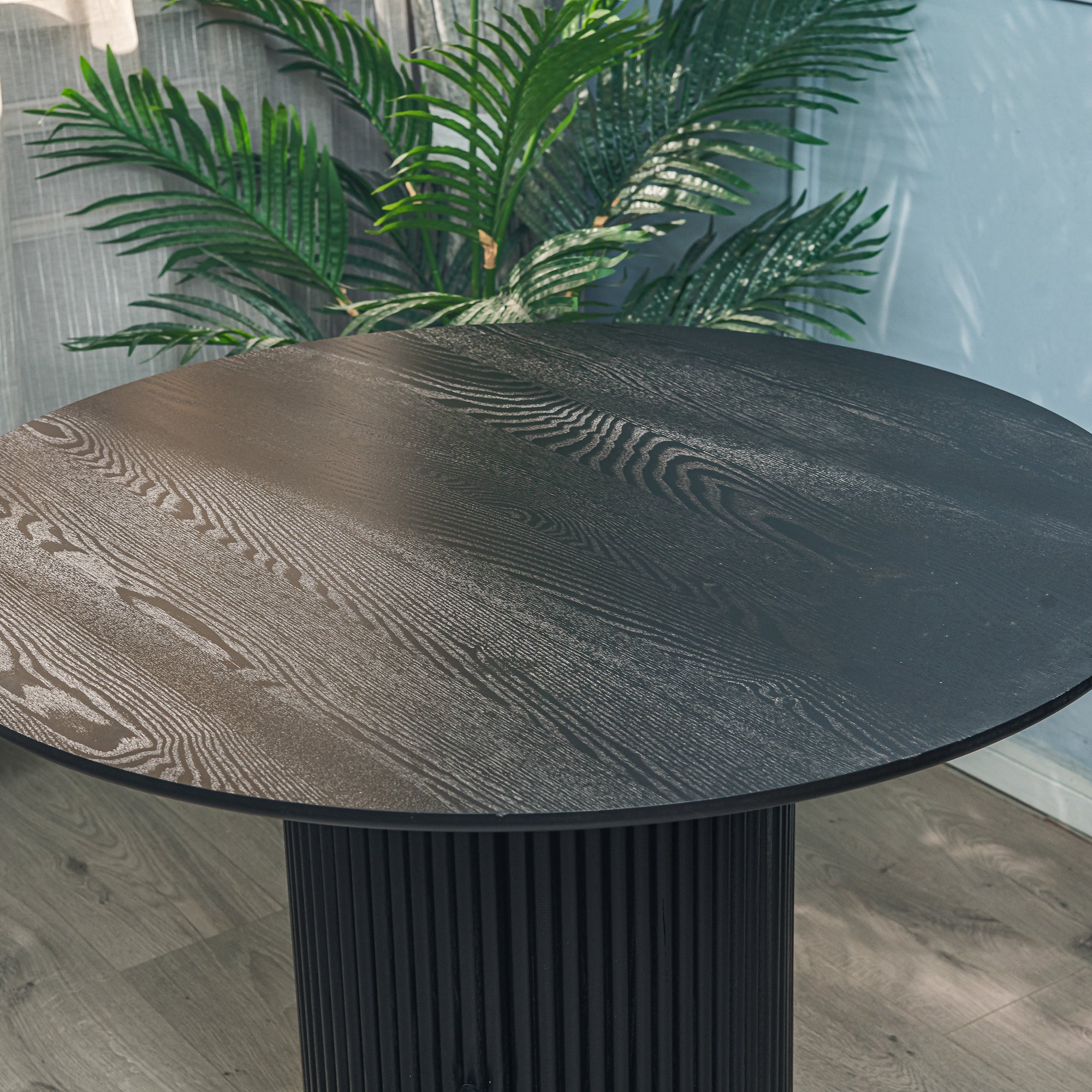 HAVANA – Okrągły stół do jadalni dla 4 osób, wykonany z litego drewna sosnowego w kolorze czarnymØ 90 cm