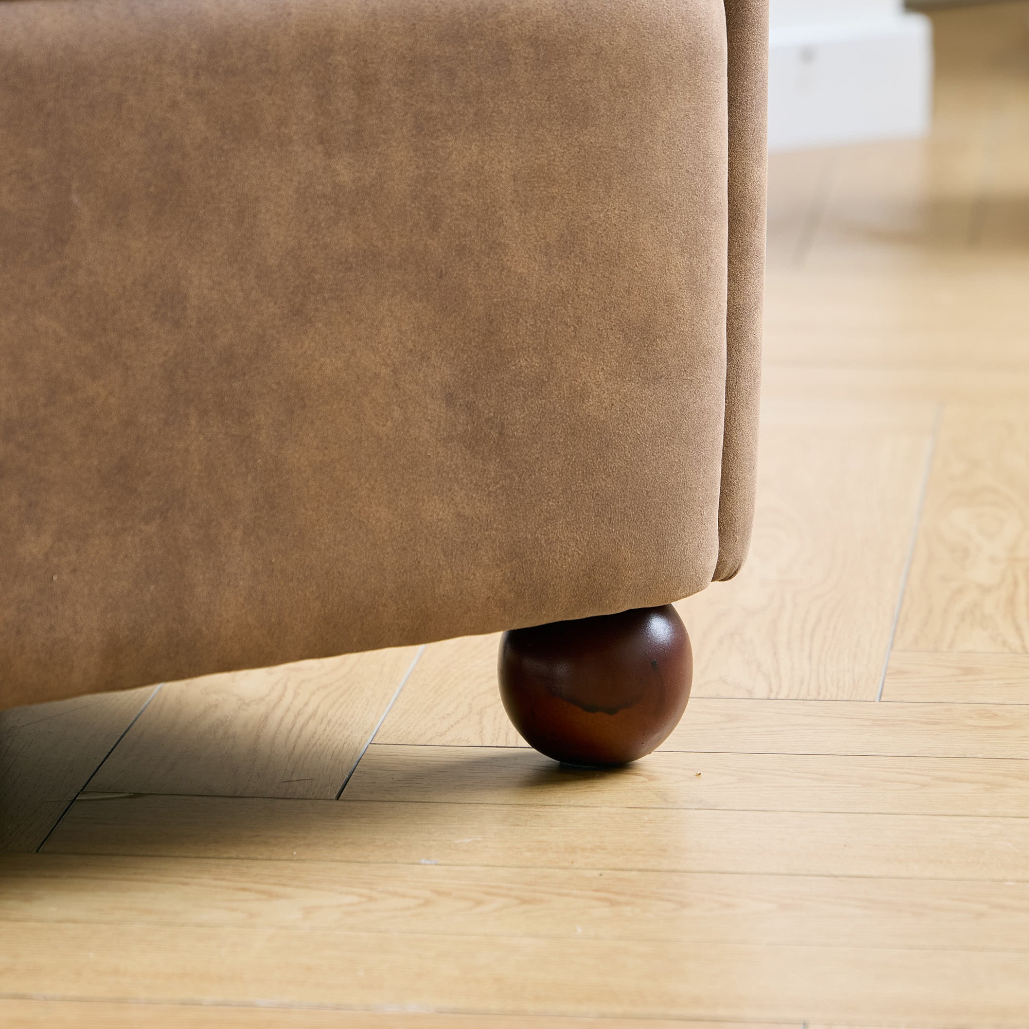 IVALO – fotel salonowy z litego drewna i brązowej zamszowej tkaniny
