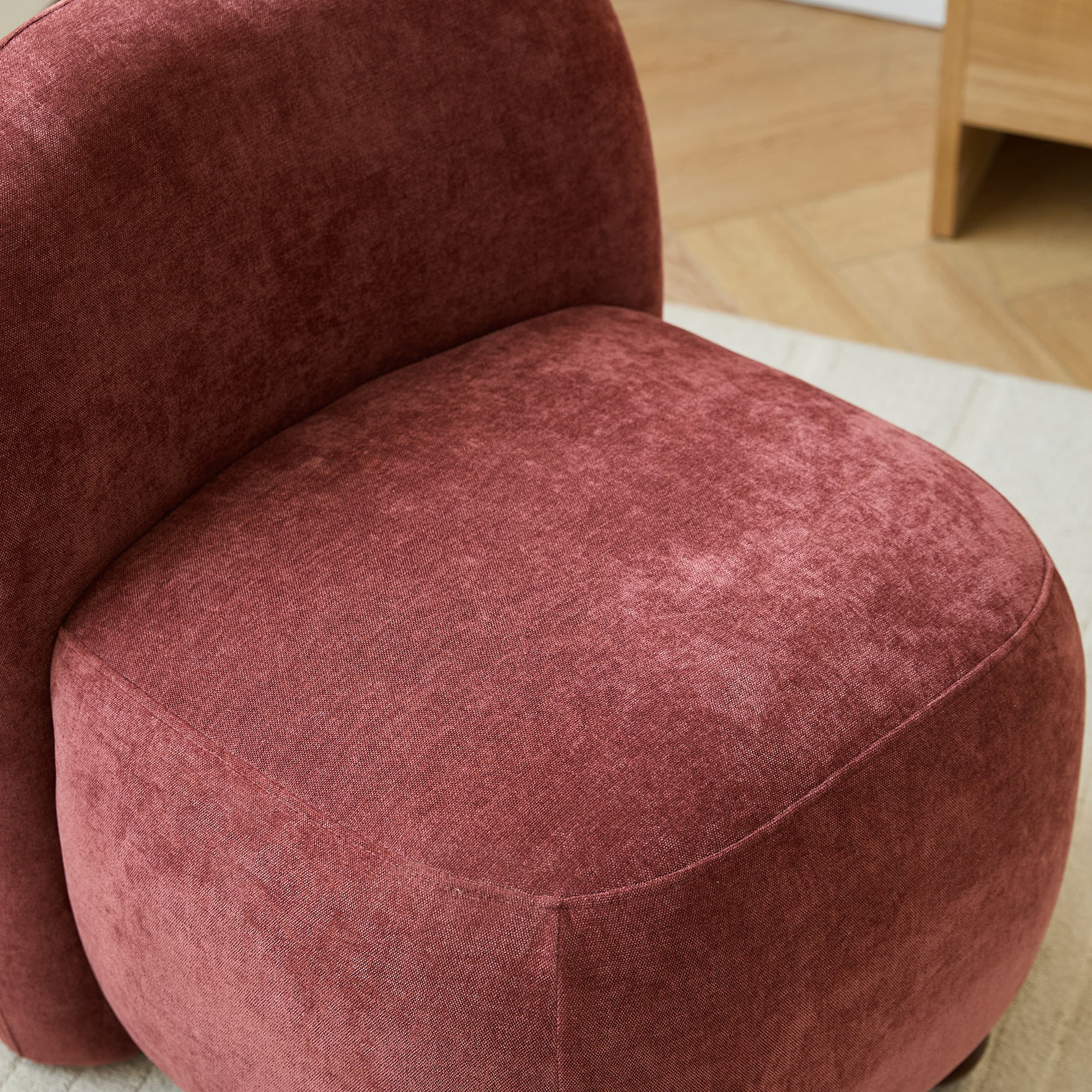 KOKKOLA – fotel salonowy z litego drewna i tkaniny w kolorze terakoty