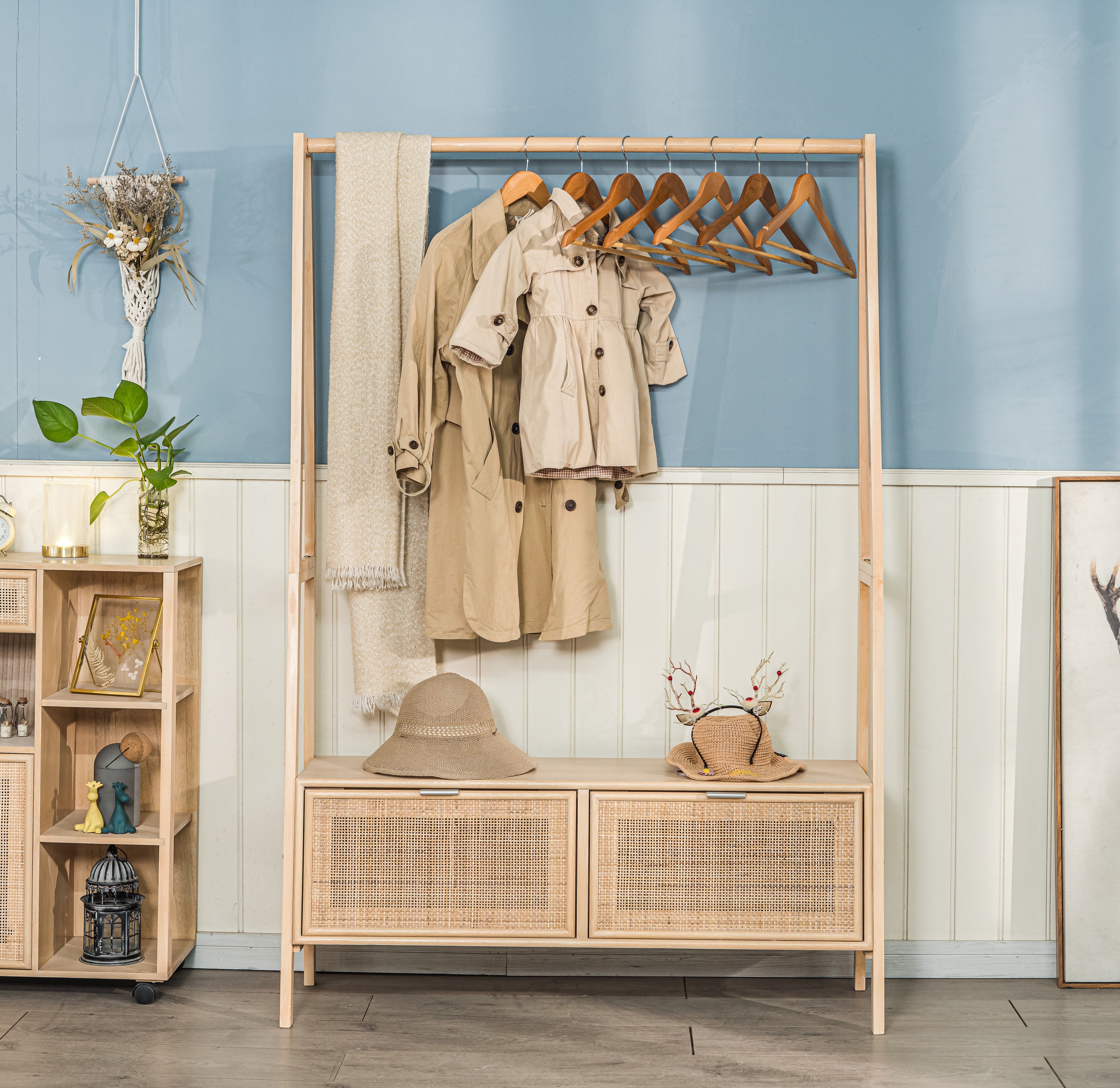 TURKU – Wieszak na ubrania z litego drewna i rattanu