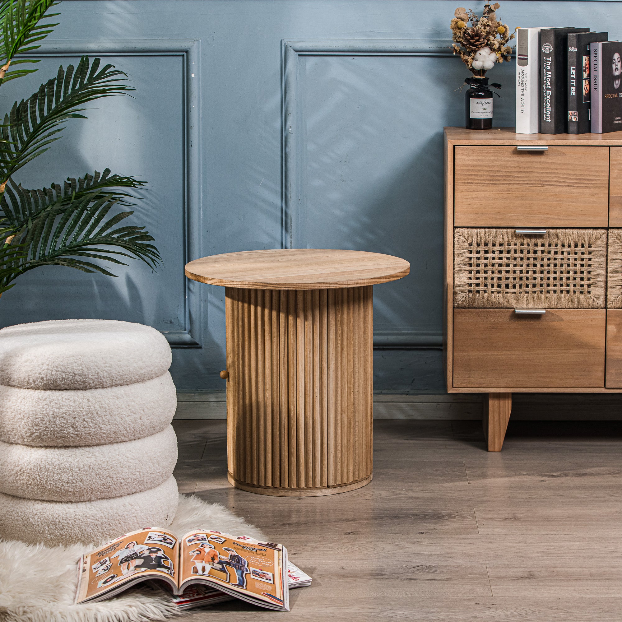 Dodatkowy stolik z litego drewna w naturalnym kolorze