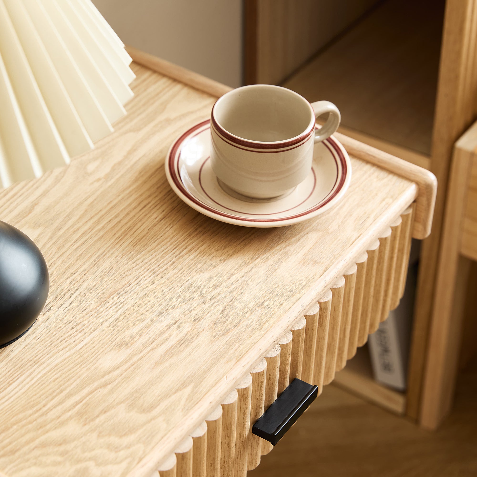 PITEA – drewniany stolik nocny do montażu na ścianie