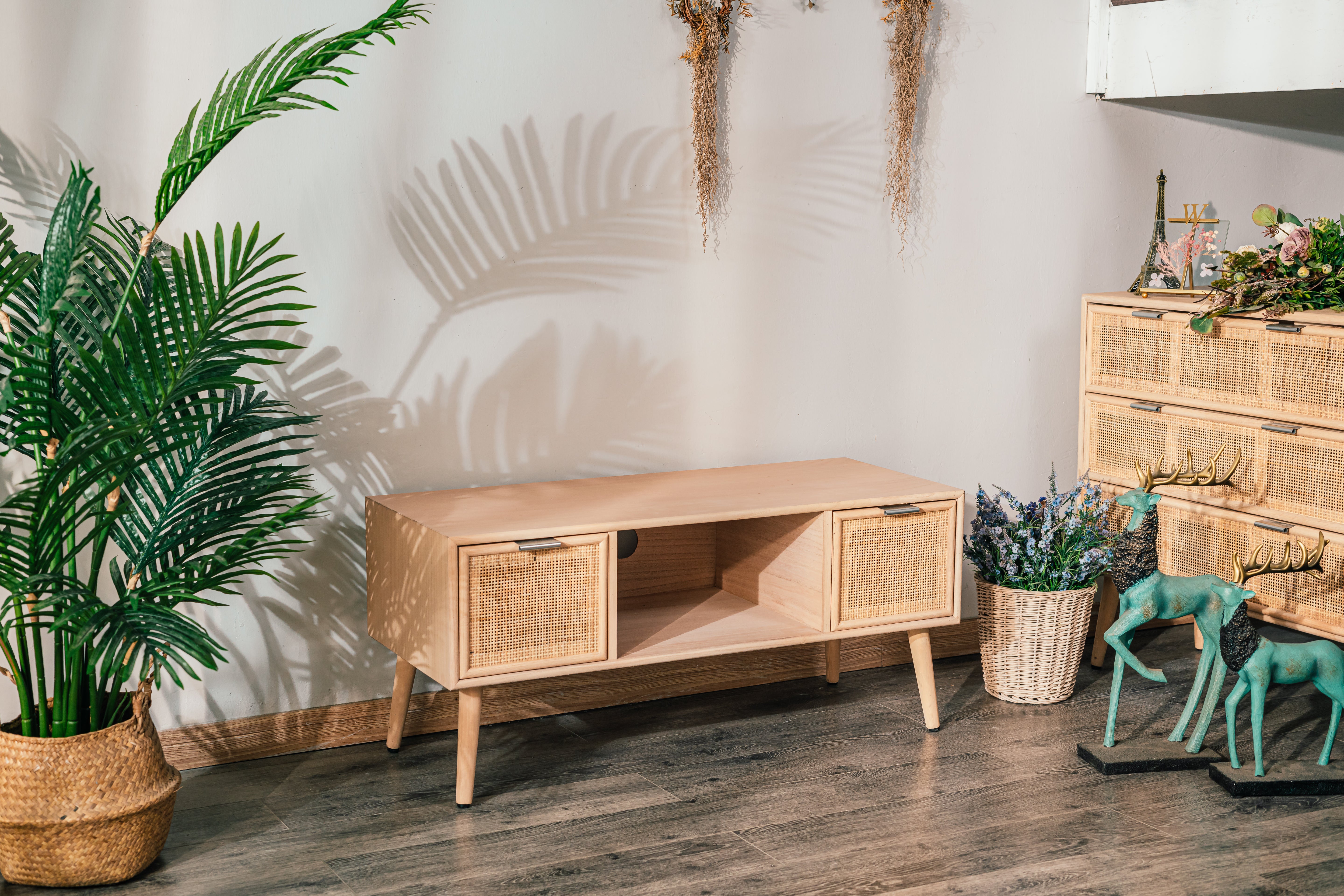 Mebel pod telewizor z 2 szufladami, wykonany z drewna i rattanu