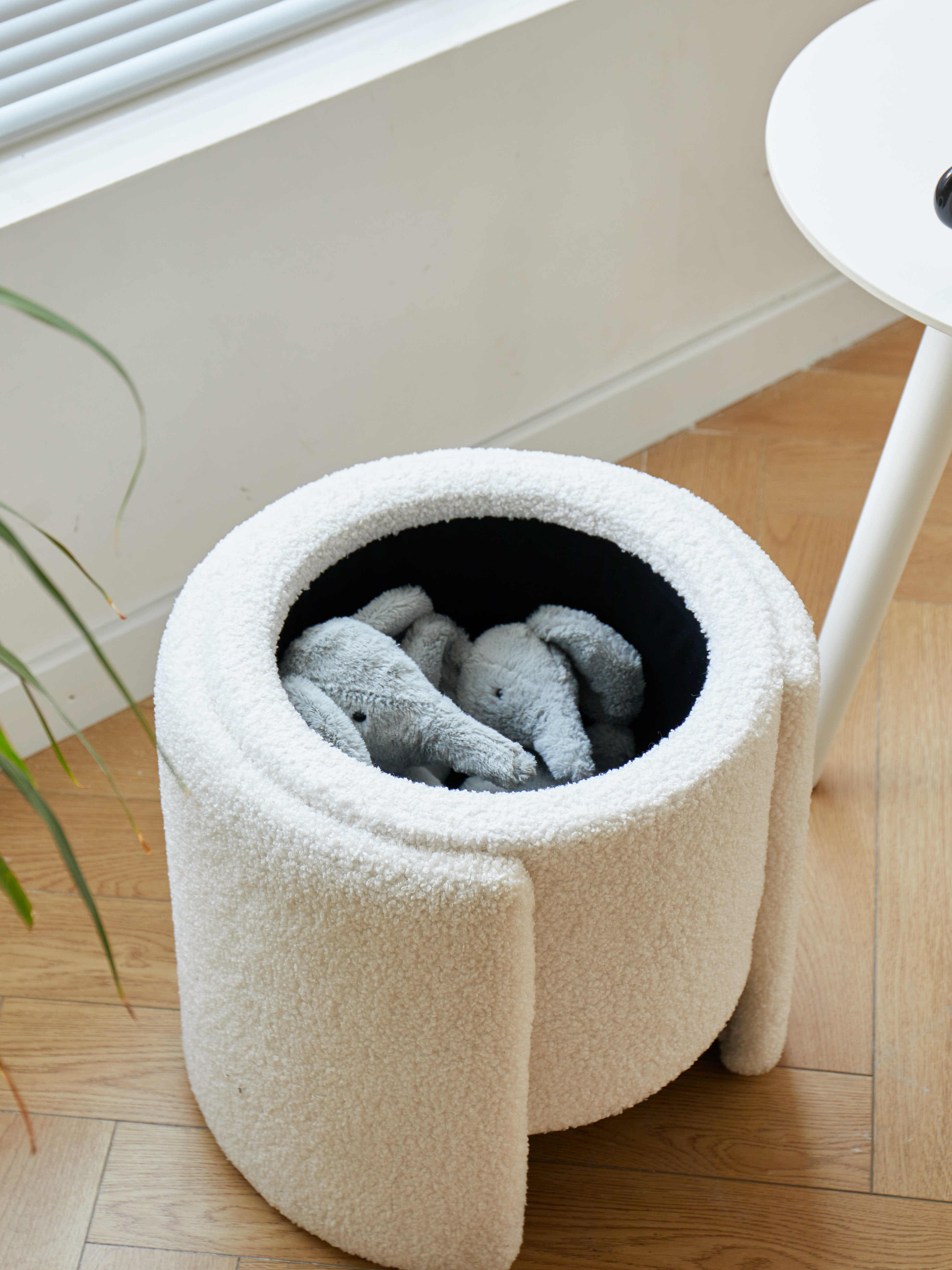 MOSS – Pufa w stylu skandynawskim z białymi pętelkami