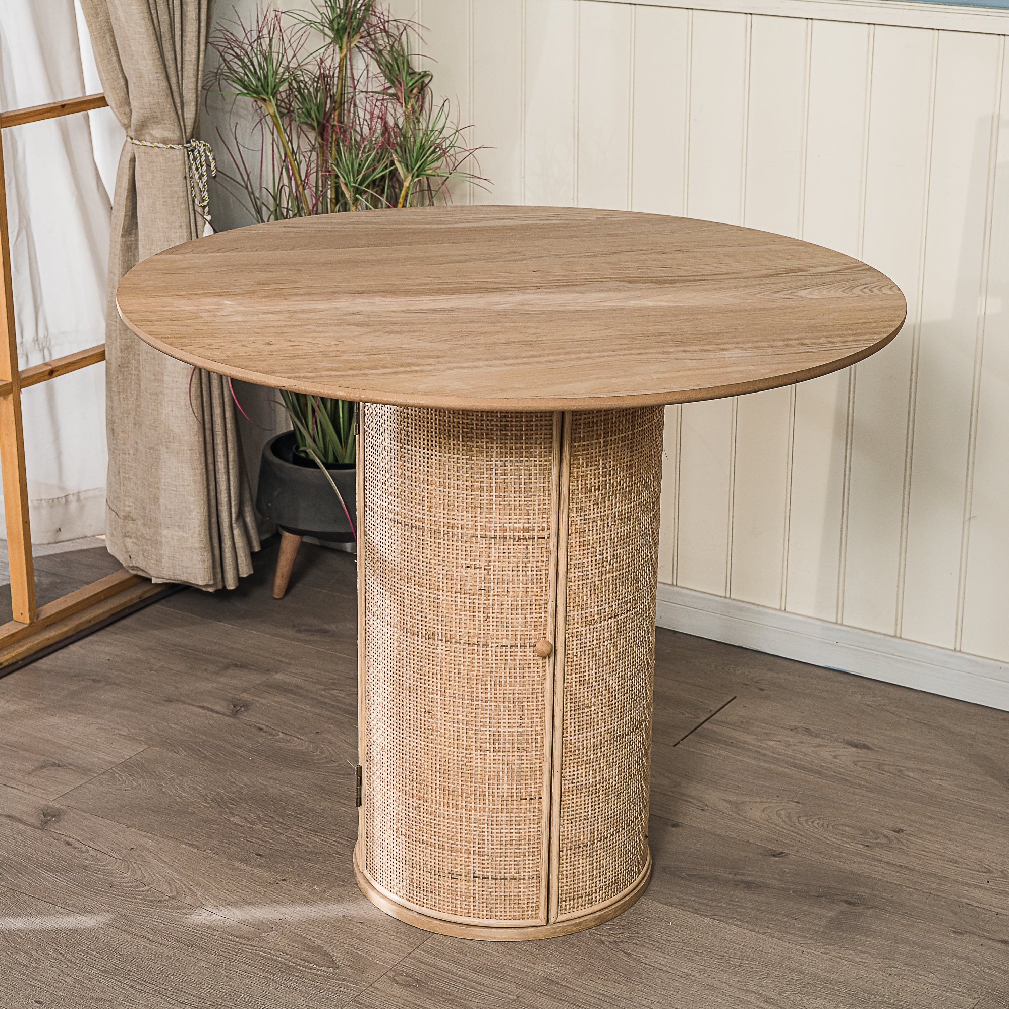 HAVANA – Okrągły stół do jadalni dla 4 osób, wykonany z litego drewna sosnowego i rattanuØ 90 cm