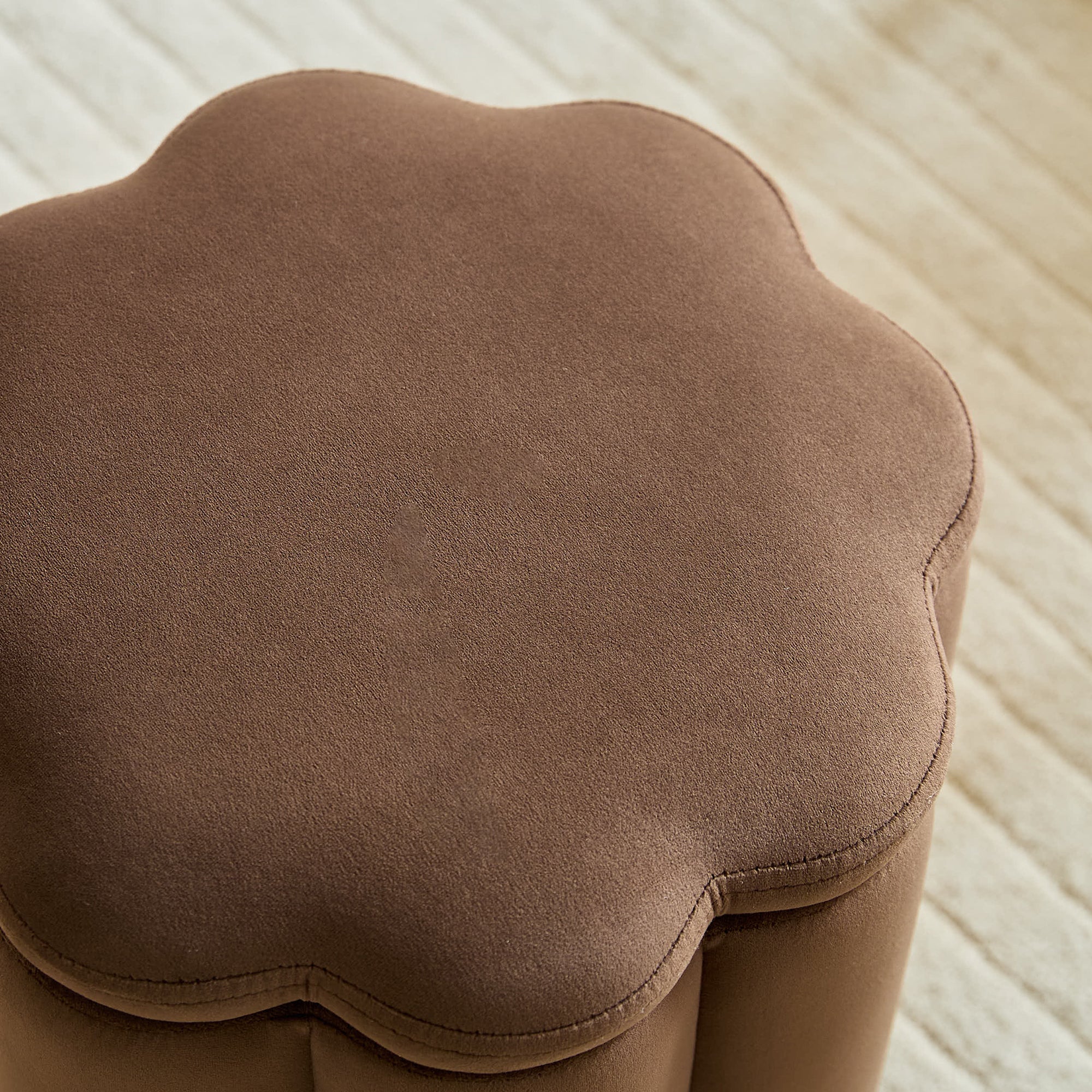 NIGATA – Brązowa aksamitna pufa do salonu z schowkiem