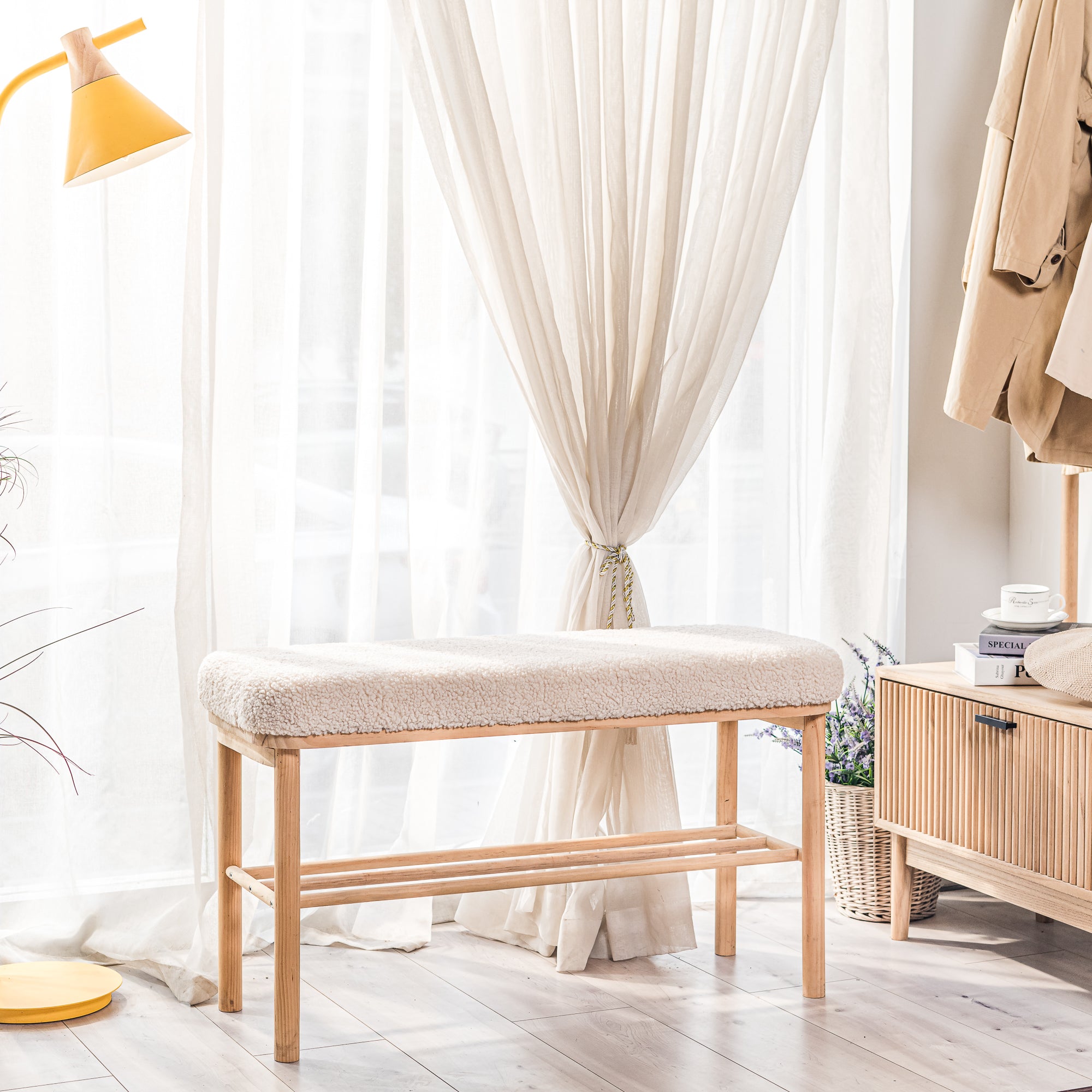 Ławka z schowkiem z litego drewna sosnowego i białymi pętelkami