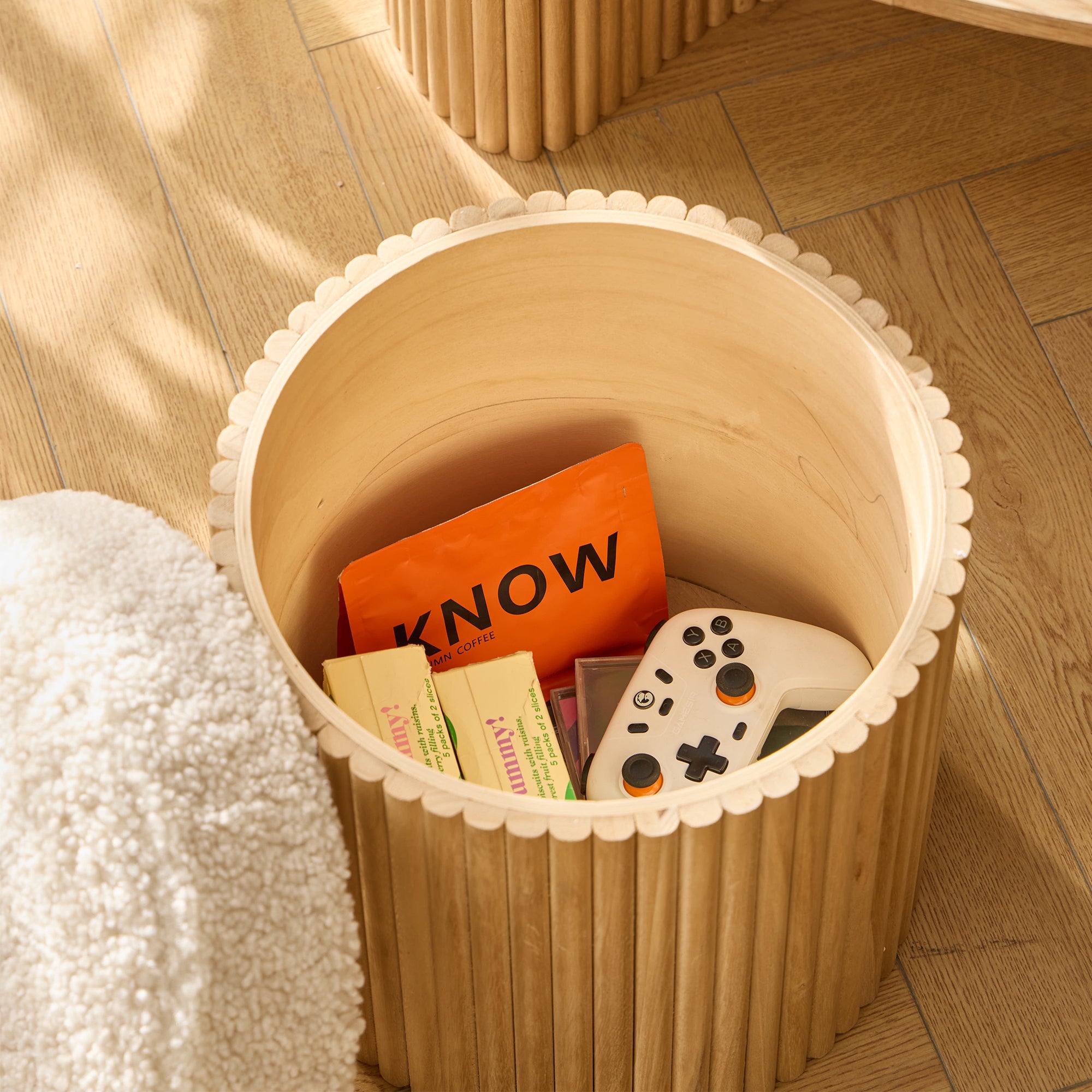 ARVIKA – Zestaw składający się z drewnianego stolika kawowego i 2 puf w białym kolorze z pętelkami