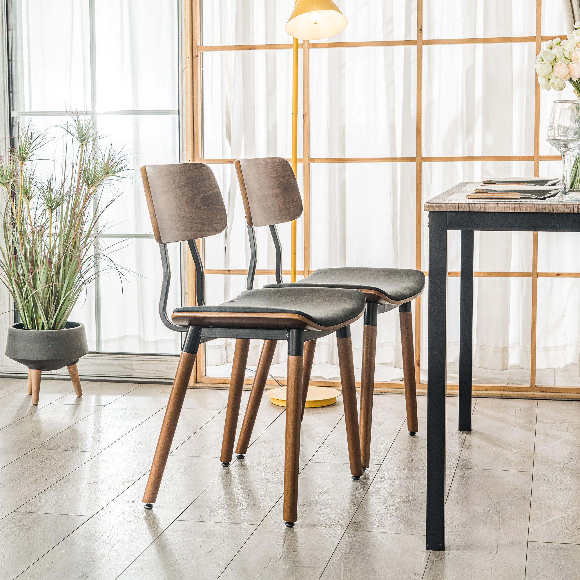 Lot de 2 chaises en bois et simili noir