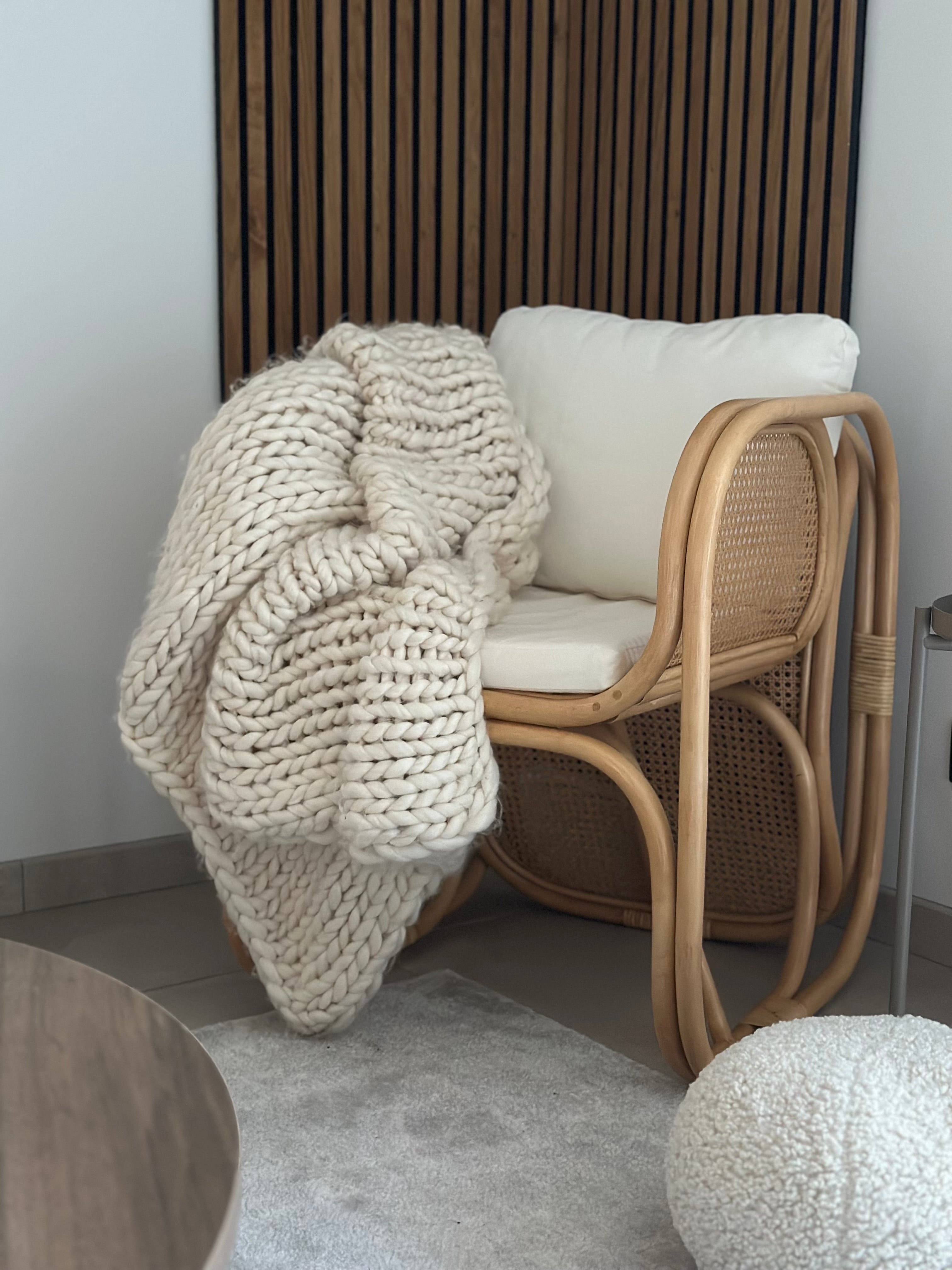 MOROTAI – Fotel z naturalnego rattanu i beżowej tkaniny