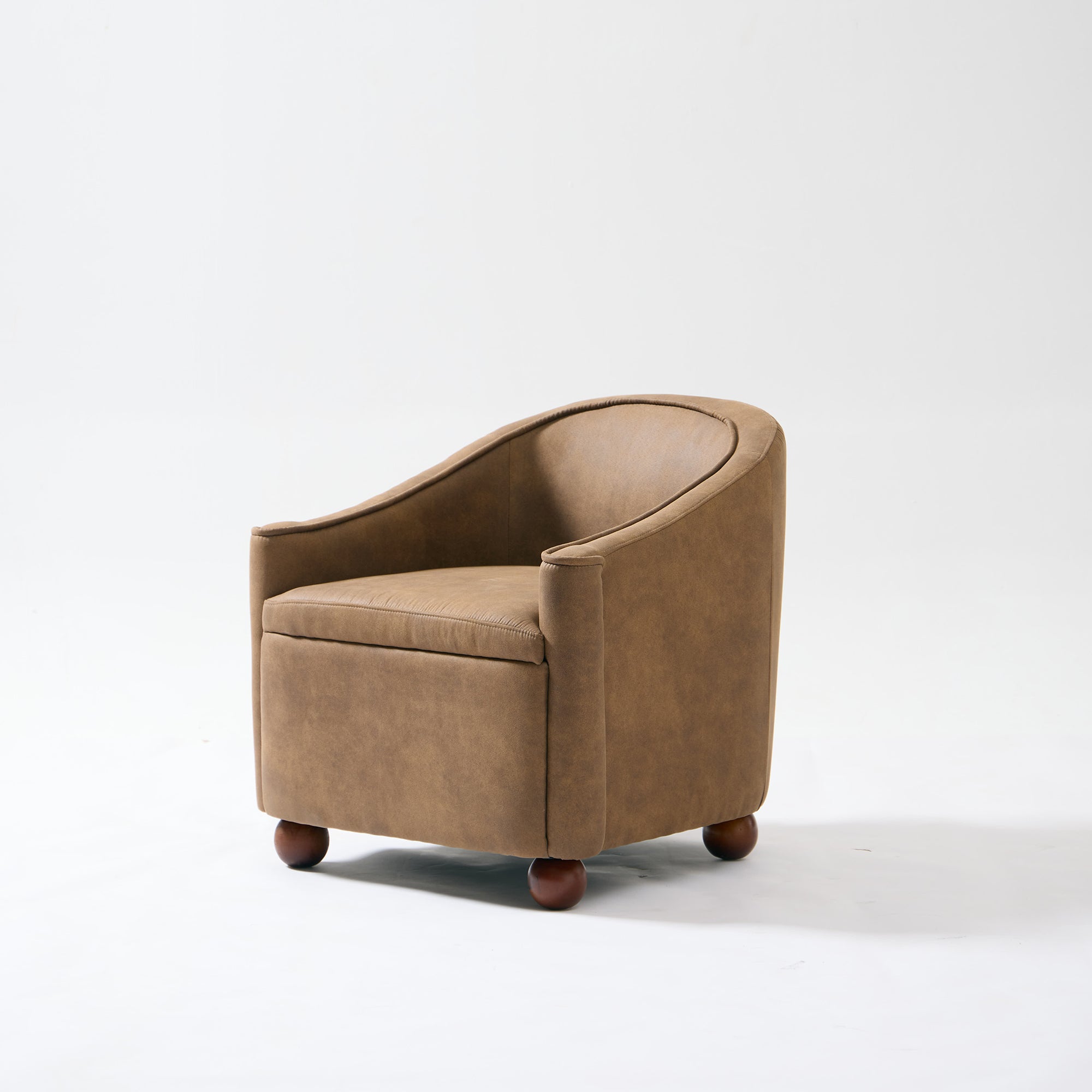 IVALO – fotel salonowy z litego drewna i brązowej zamszowej tkaniny