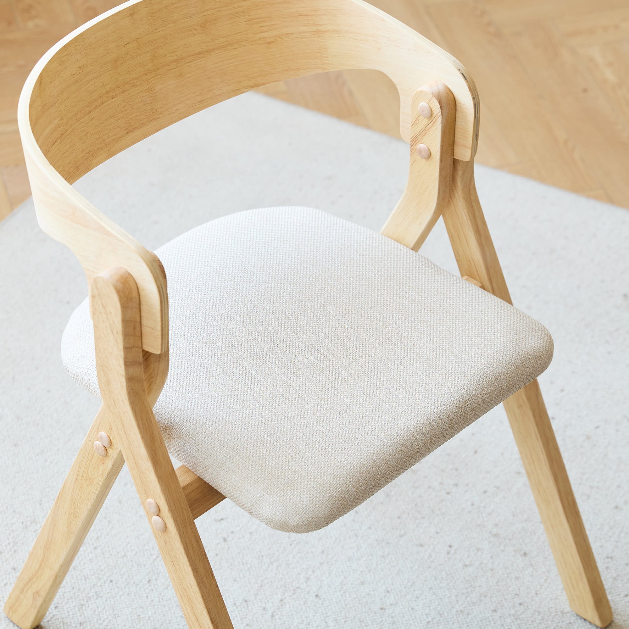 PORI – Zestaw 2 krzeseł do jadalni z litego drewna i beżowej tkaniny