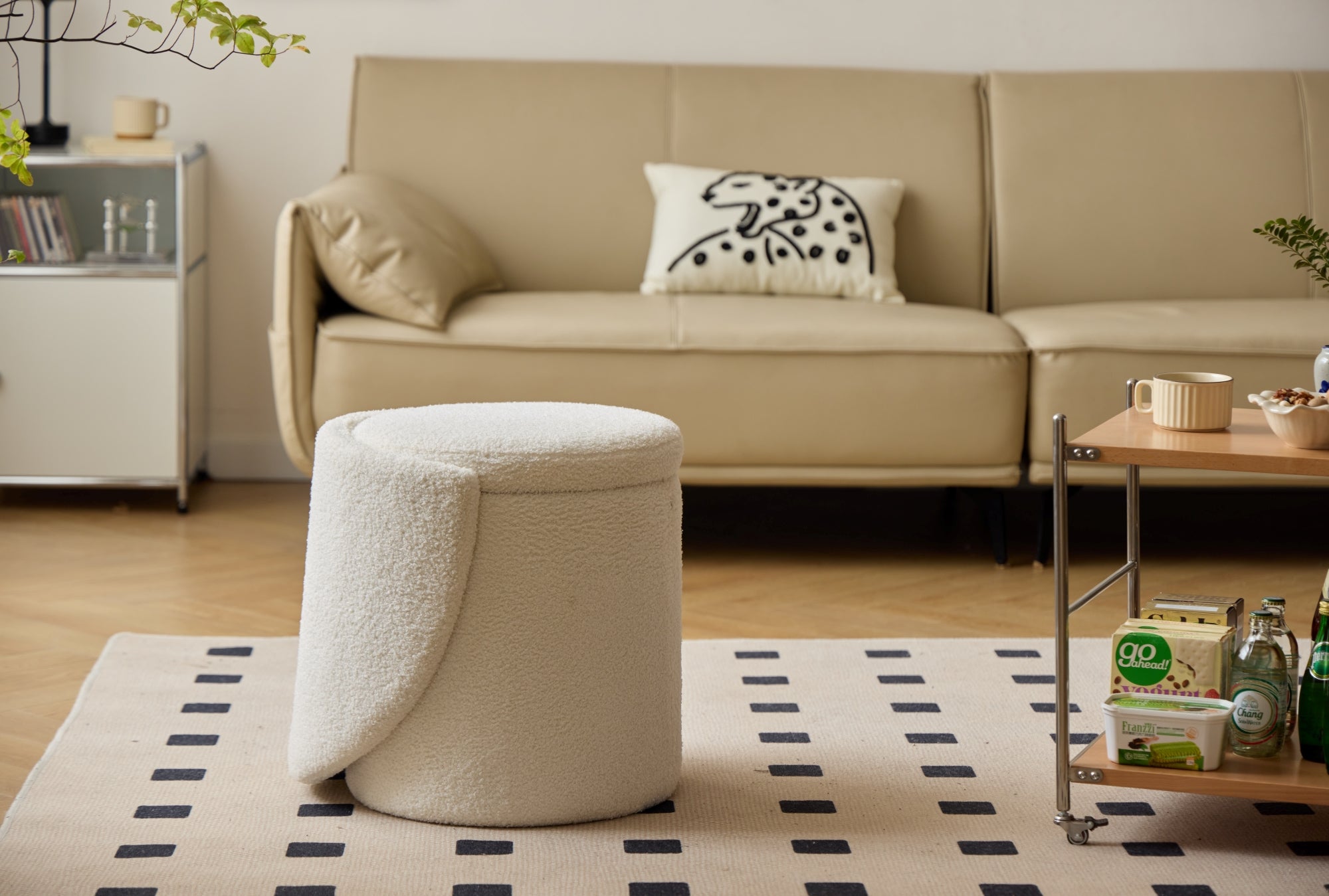 UMEA – pufa z oparciem i schowkiem, pokryta białym tkanina bouclé