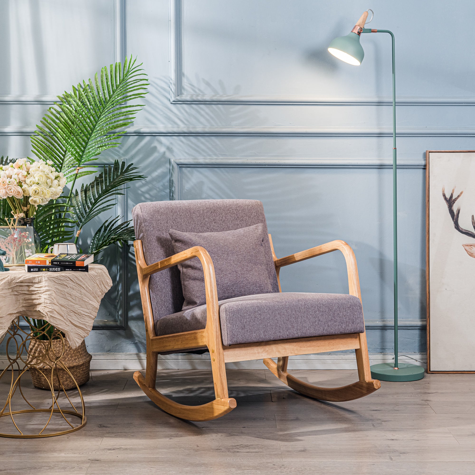 Fotel bujany z litego drewna i szarej tkaniny