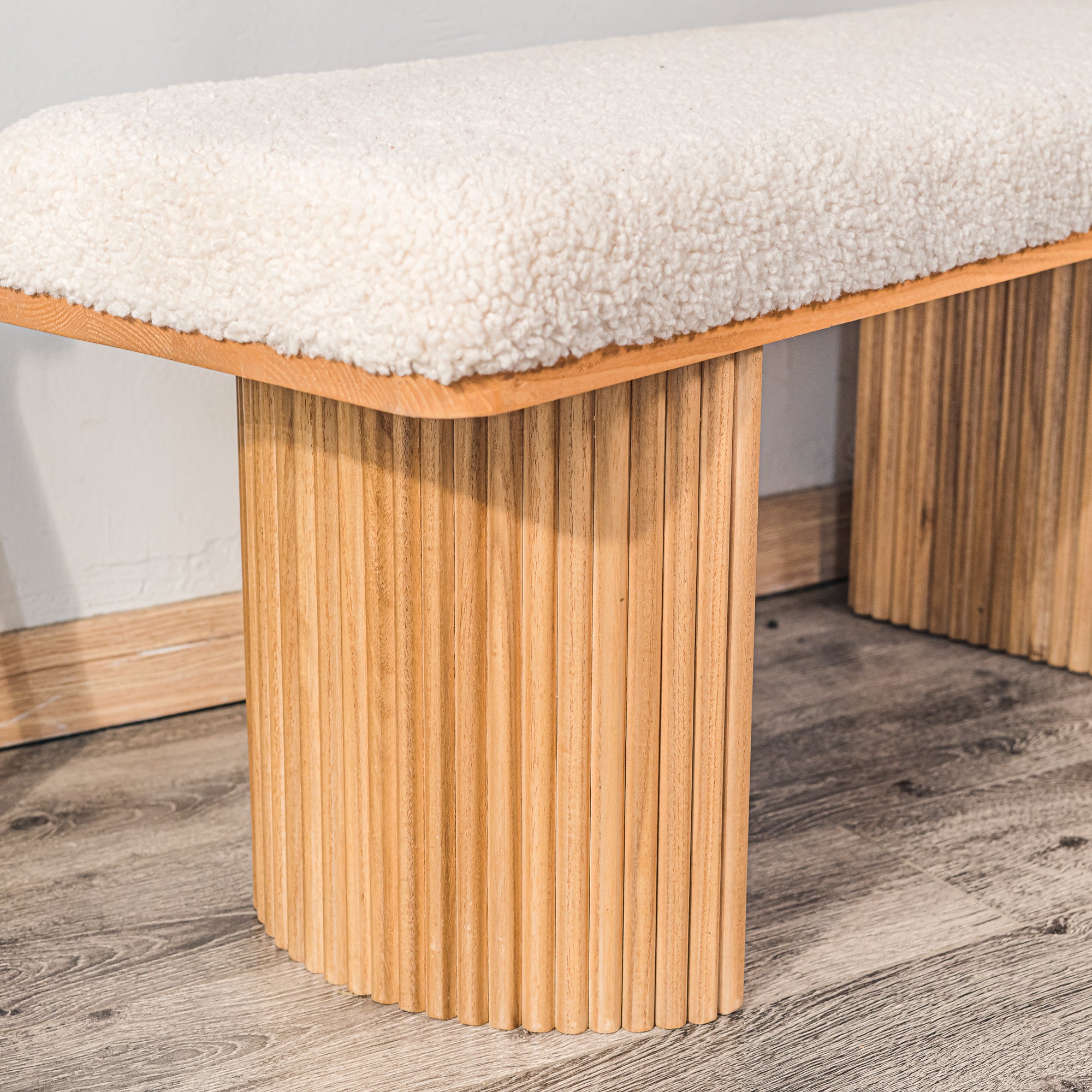 PIREUS – Ławka z litego drewna i białymi pętelkami