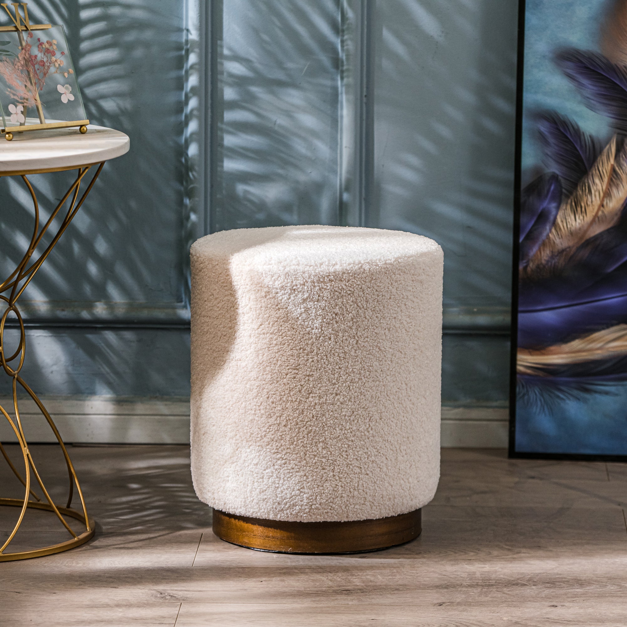 SOKA – pufa z białymi pętelkami i drewnianą podstawą