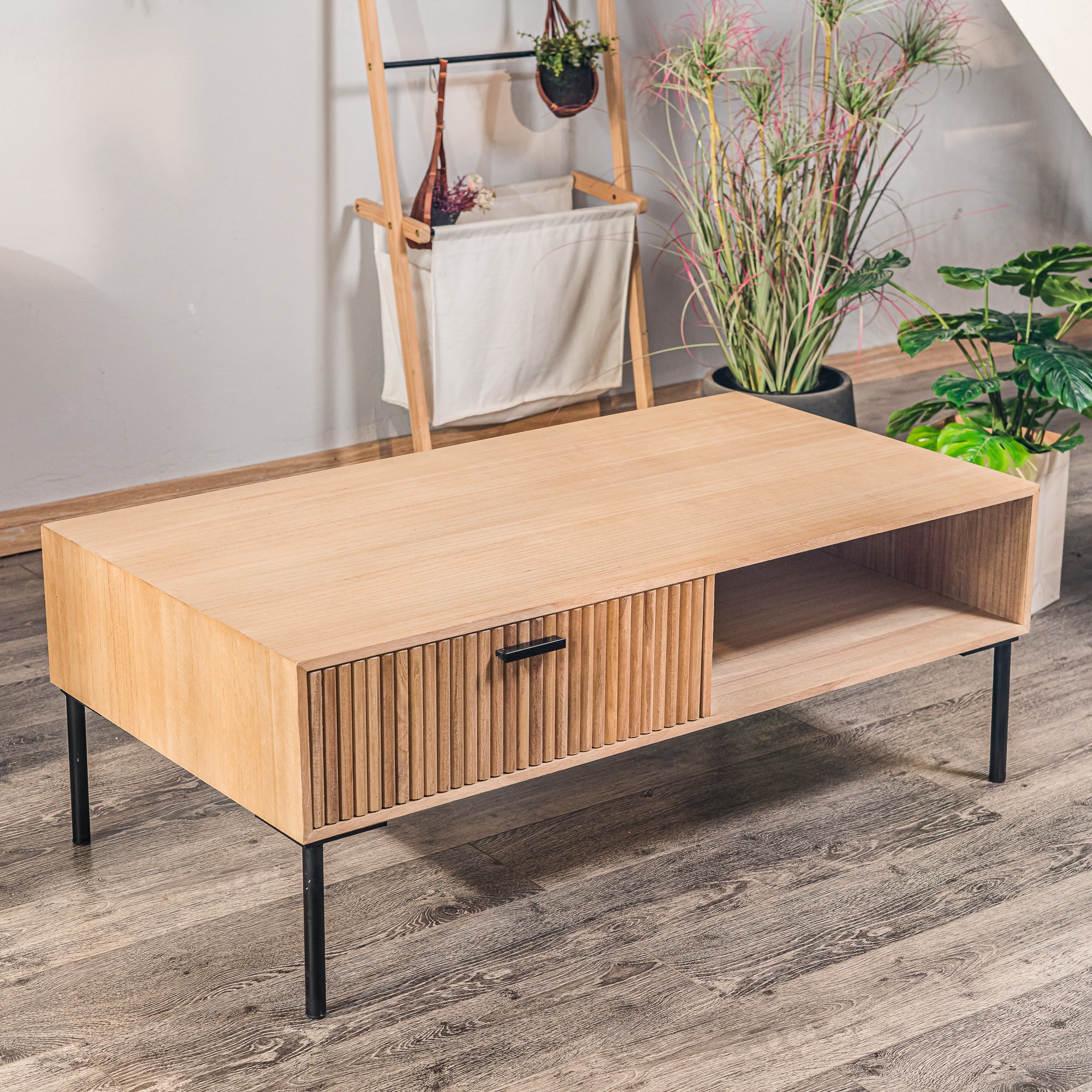 Stolik kawowy z litego drewna i metalu