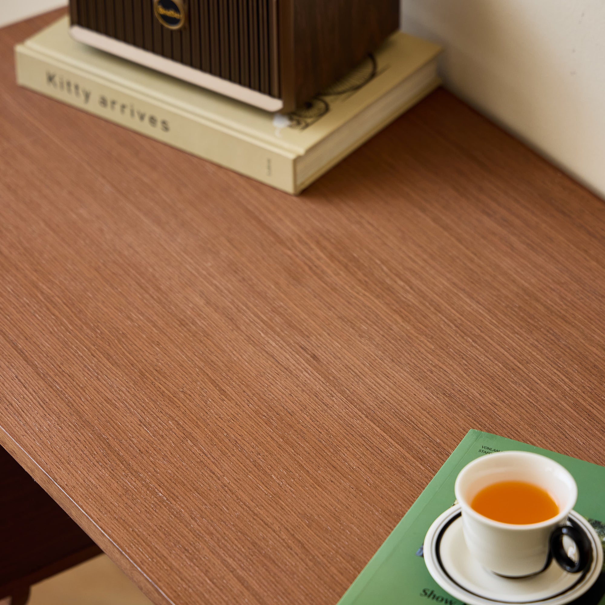 TOYAMA – Biurko z 2 drzwiami, wykończone drewnem orzechowym i plecionką