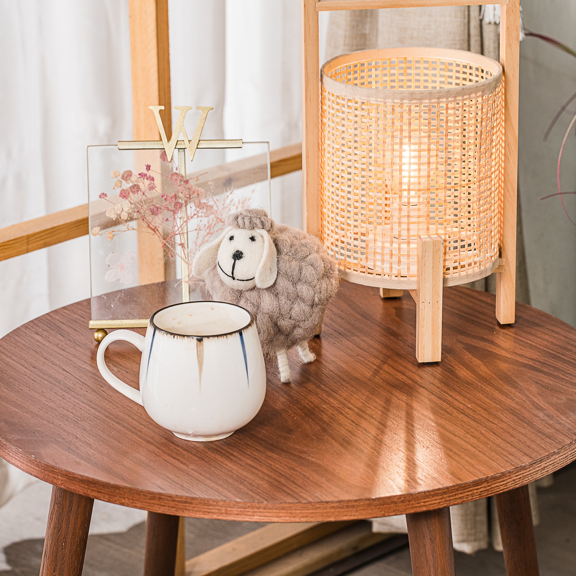 GINZA – stolik pomocniczy z litego drewna wykończony w kolorze orzecha włoskiego