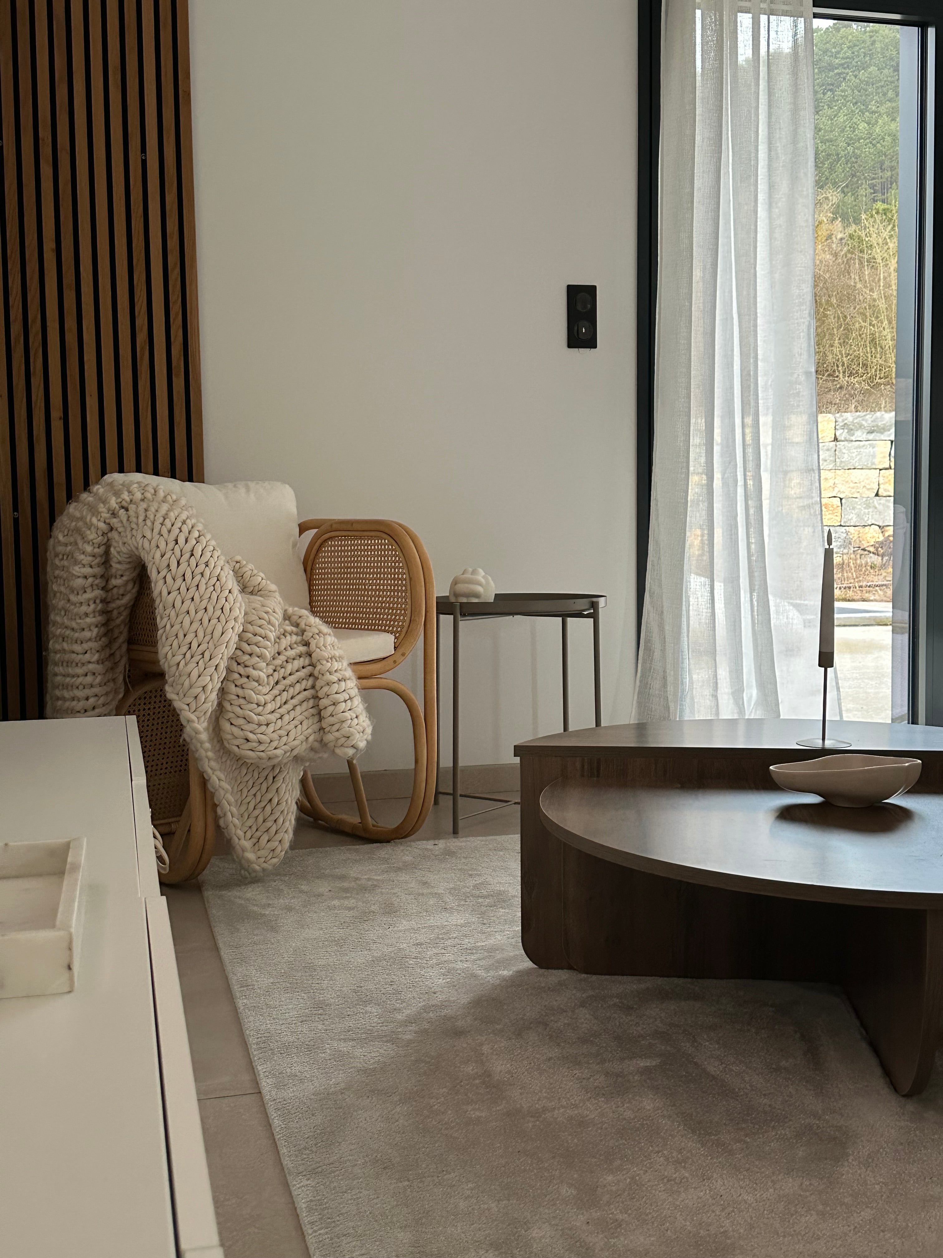 MOROTAI – Fotel z naturalnego rattanu i beżowej tkaniny