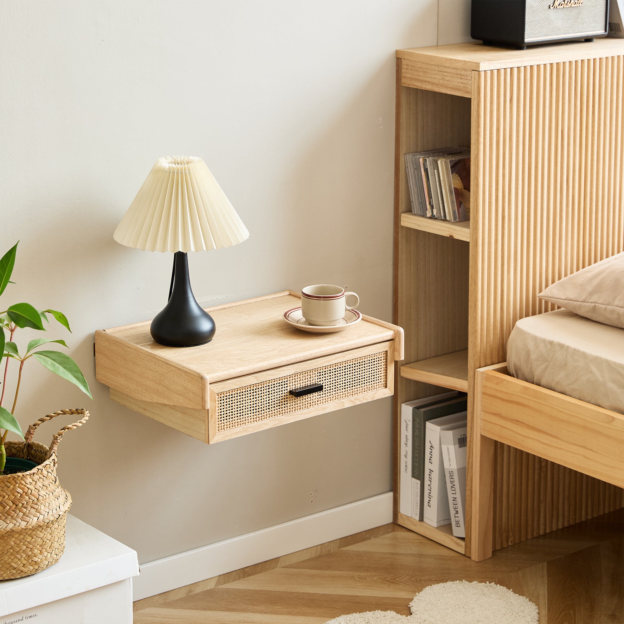 PITEA – drewniany stolik nocny na ścianę z naturalnego rattanu
