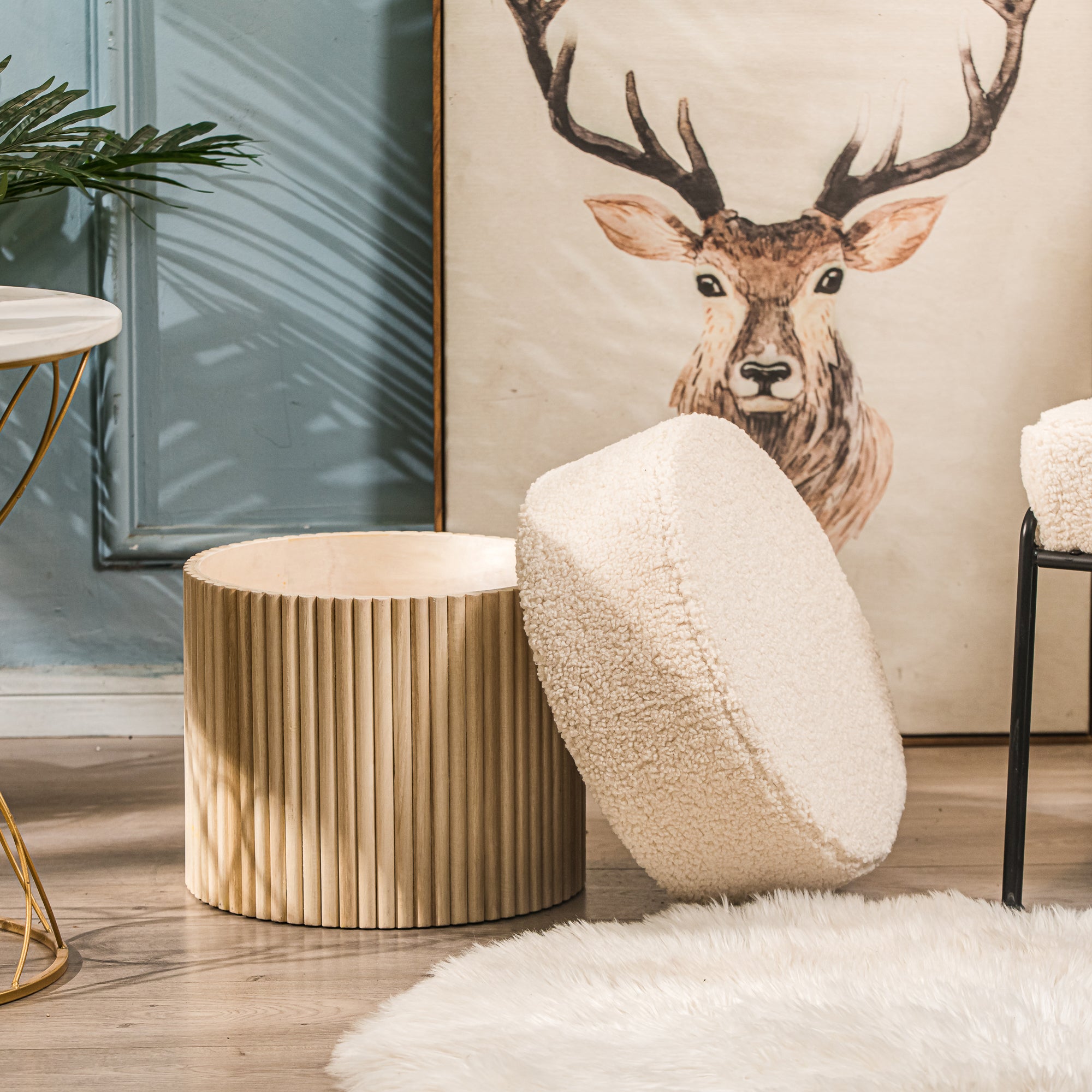 Puf z białymi pętelkami i drewnianą podstawą