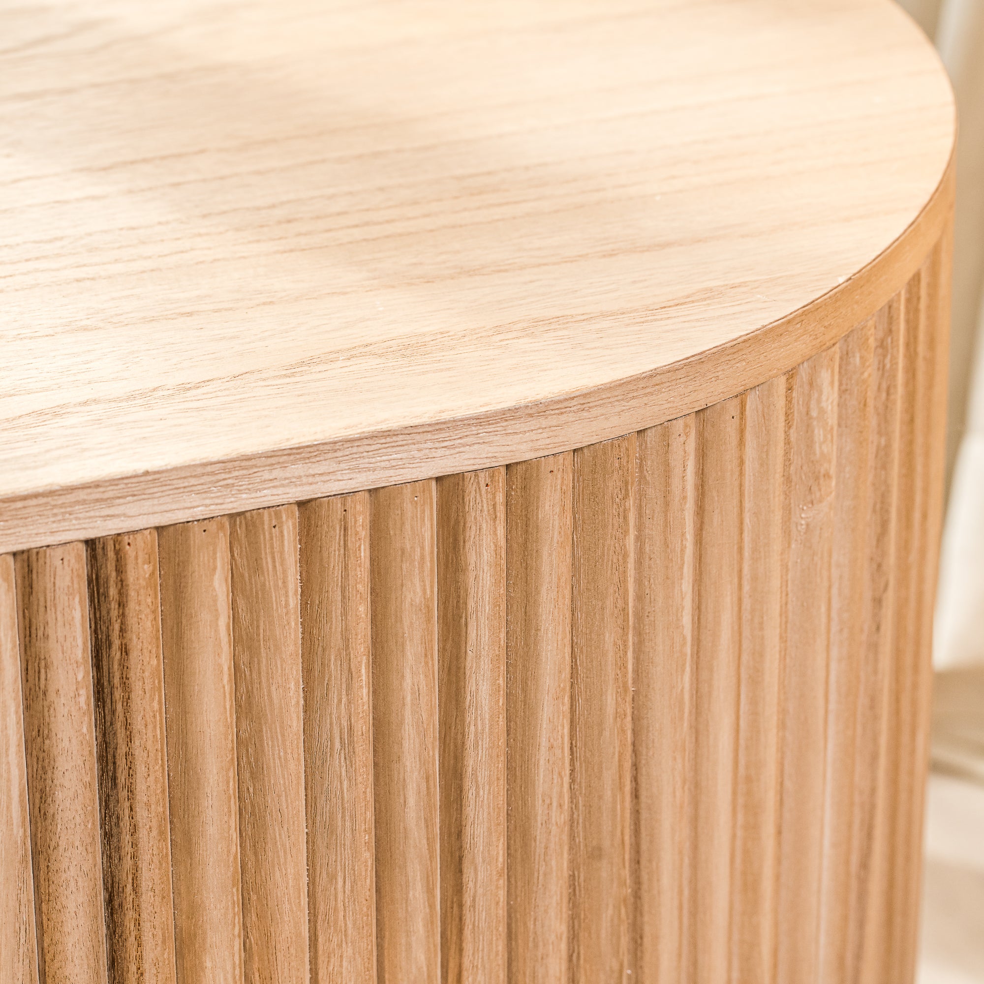 VIKNA – stolik kawowy z litego drewna jesionowego