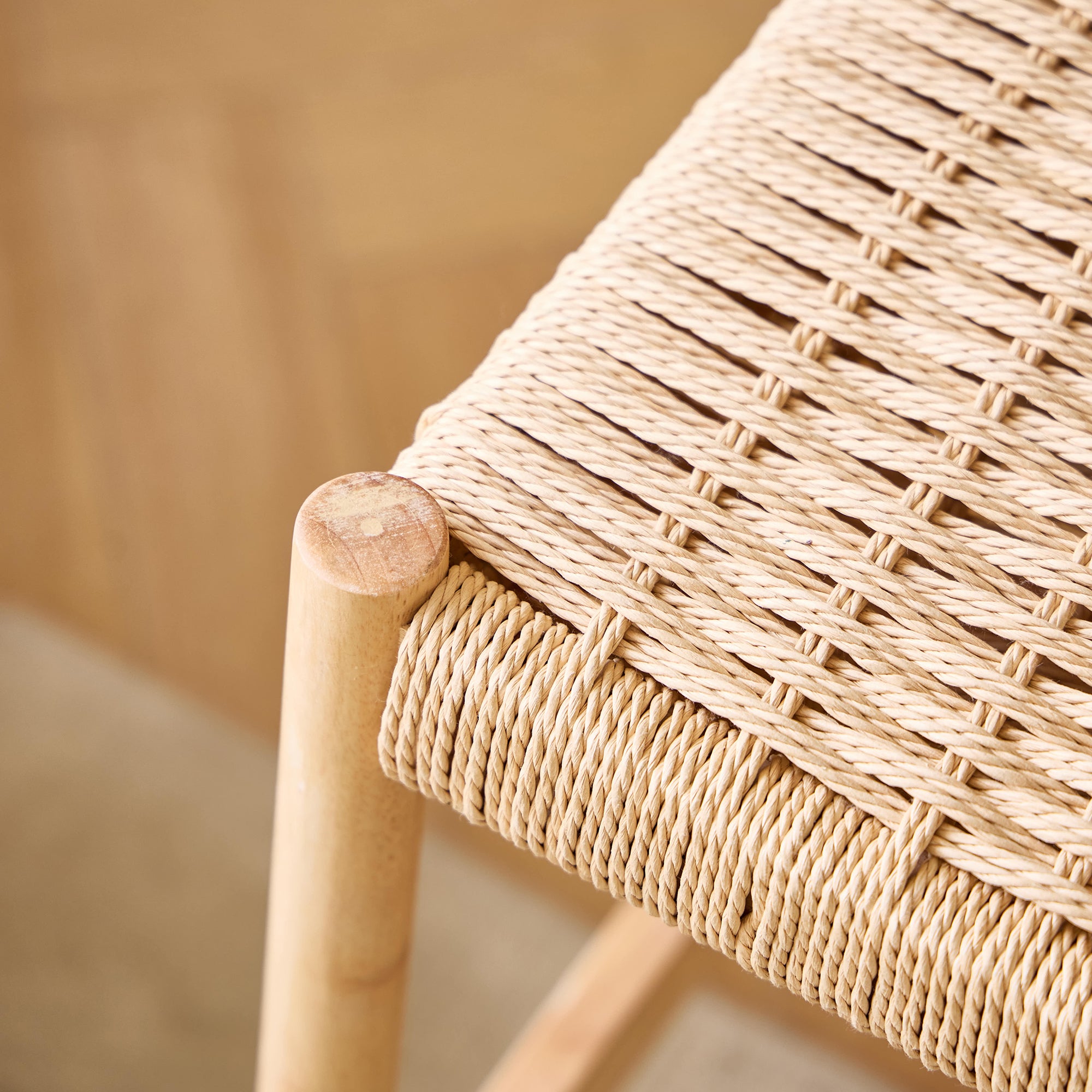 SALTA - Zestaw 2 stołków barowych z litego drewna i liny