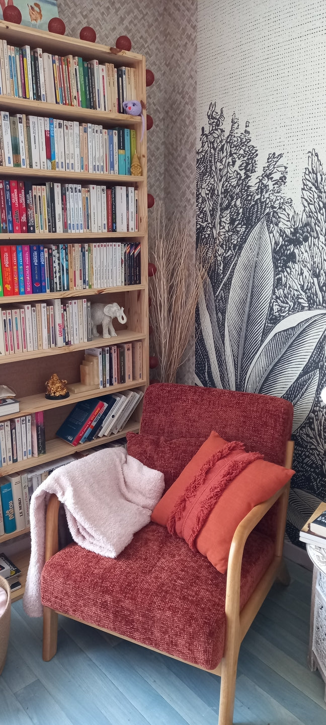 OHAMA – fotel salonowy z litego drewna i tkaniny w kolorze terakoty