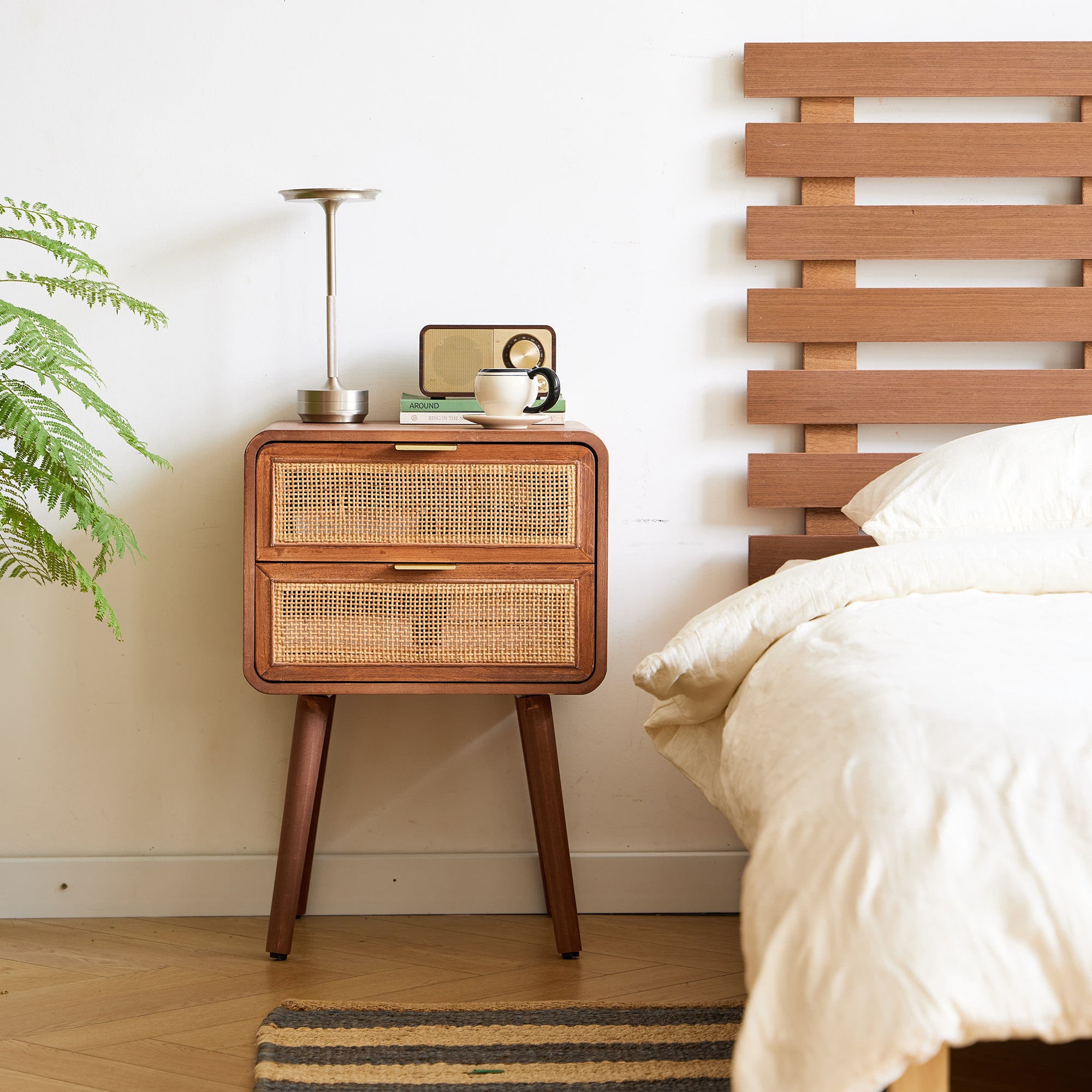 MALI - Szafka nocna z 2 szufladami z rattanu i drewna orzechowego