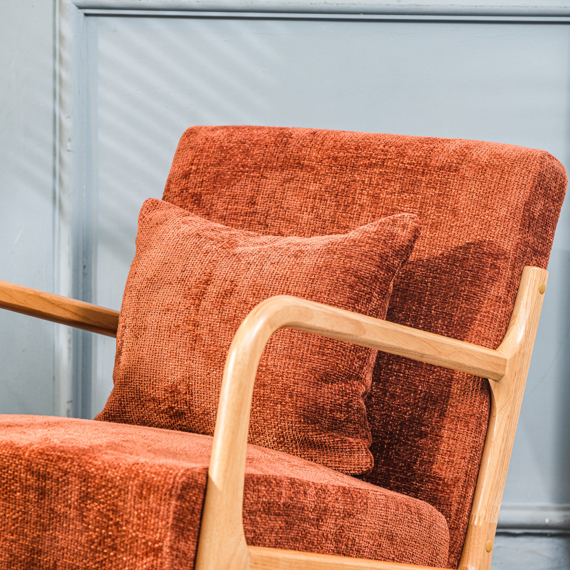 Fotel salonowy z litego drewna i tkaniny w kolorze terakoty