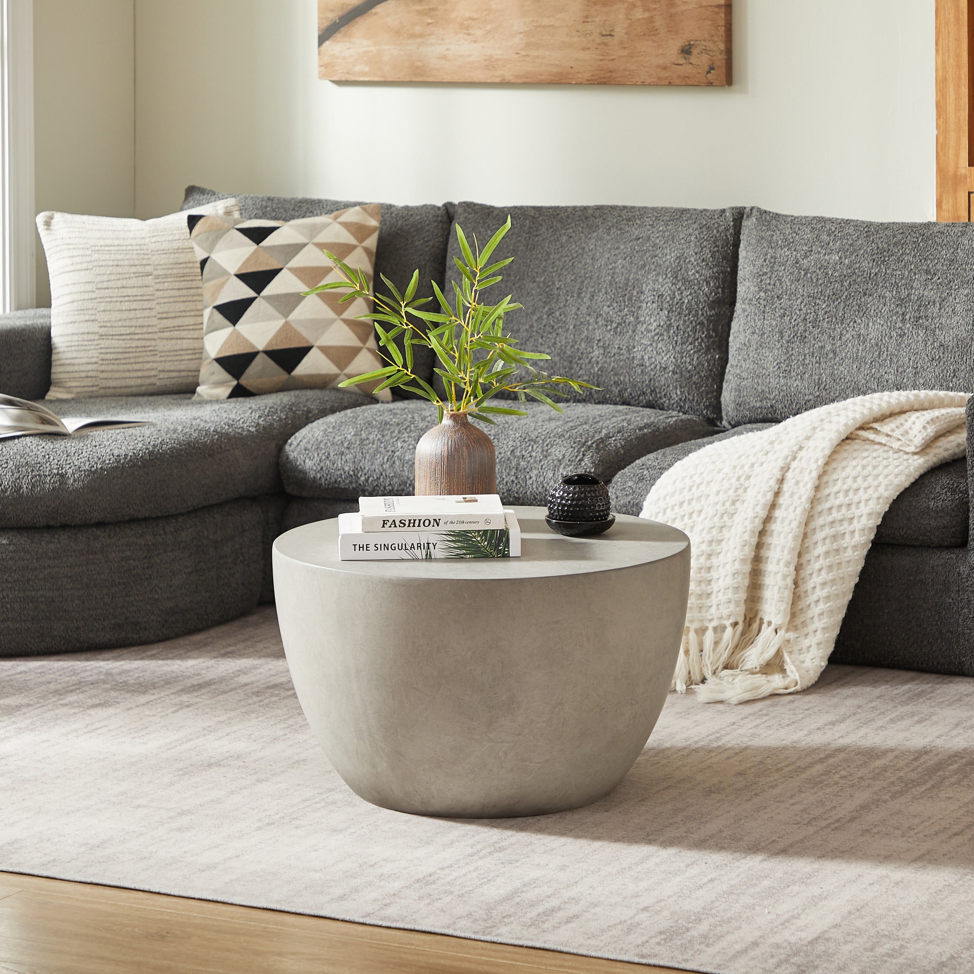 PARNU – stolik kawowy do wnętrz i na zewnątrz z szarego magnezytu