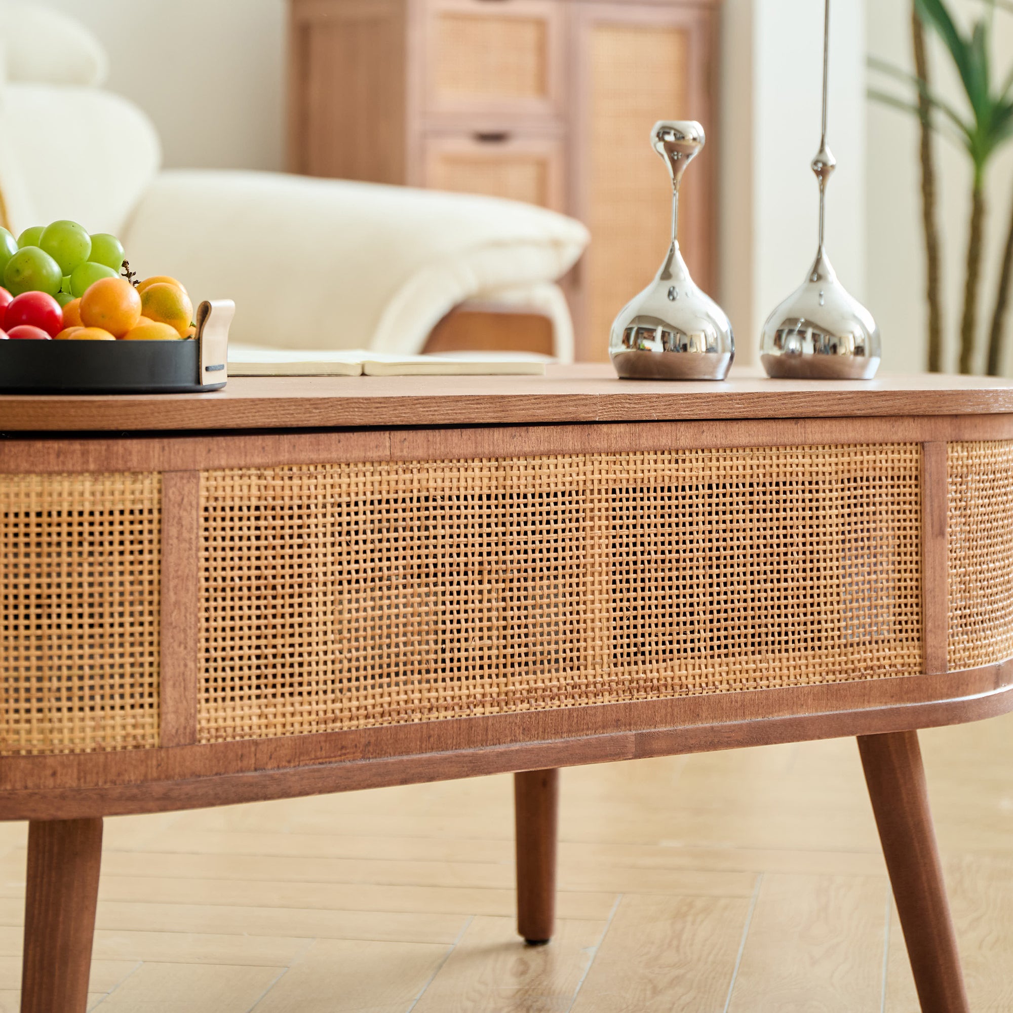 LOTTA – stolik kawowy z drewna orzechowego i rattanowego z schowkiem