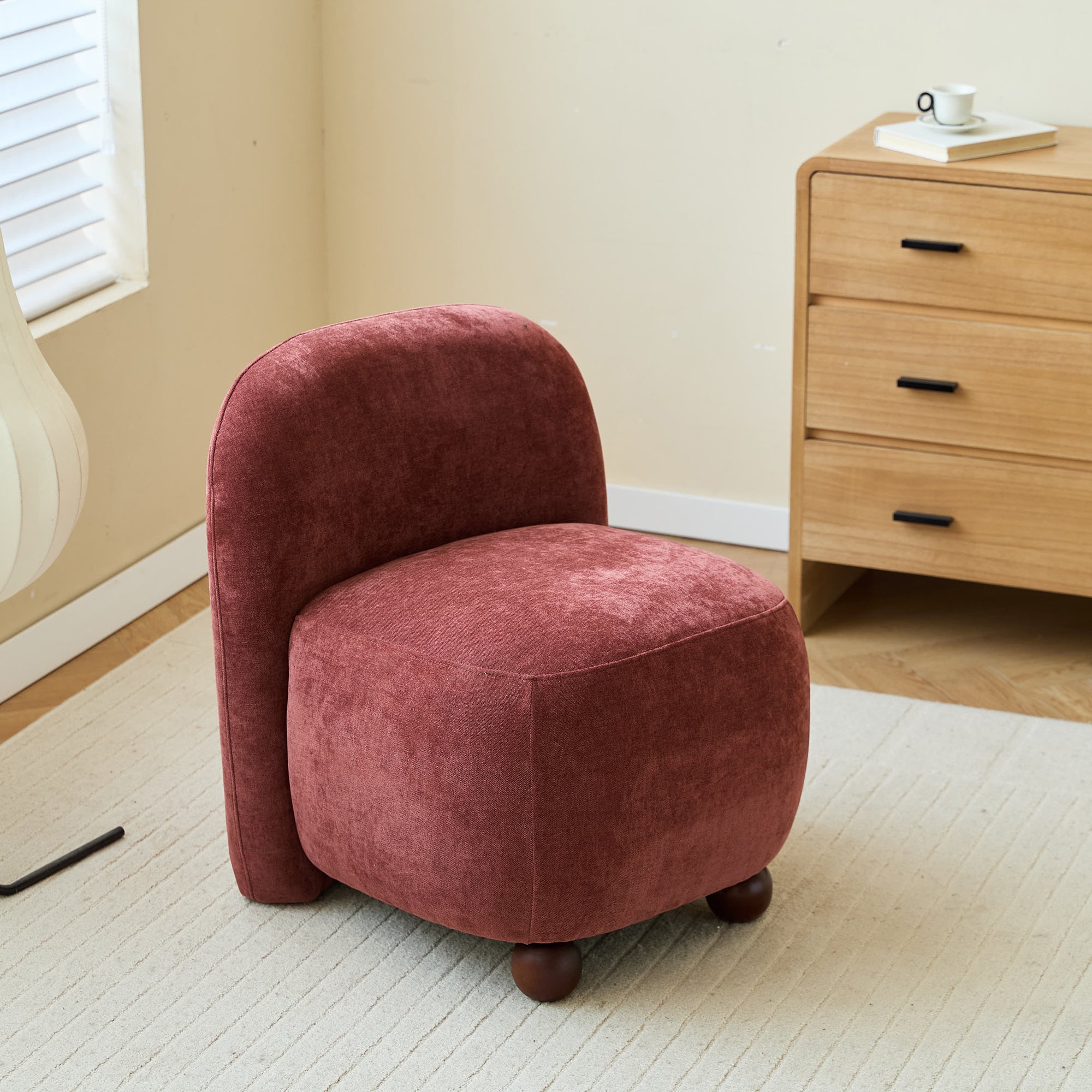 KOKKOLA – fotel salonowy z litego drewna i tkaniny w kolorze terakoty