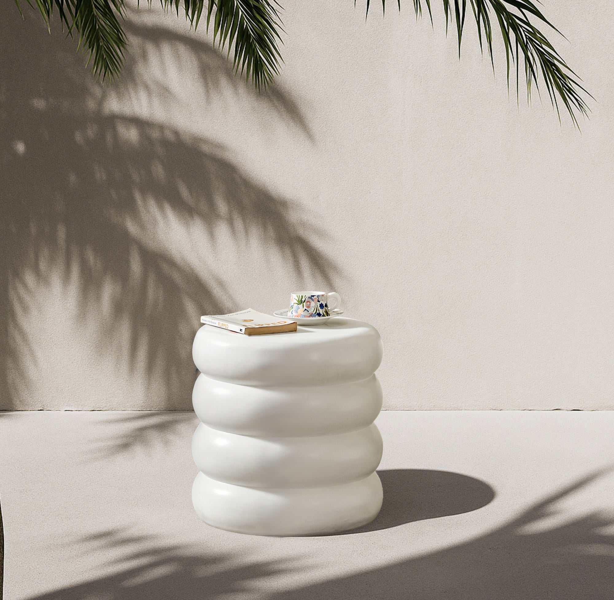 LOKKA – stolik pomocniczy do kanapy, do użytku wewnątrz i na zewnątrz, z białego magnezytu