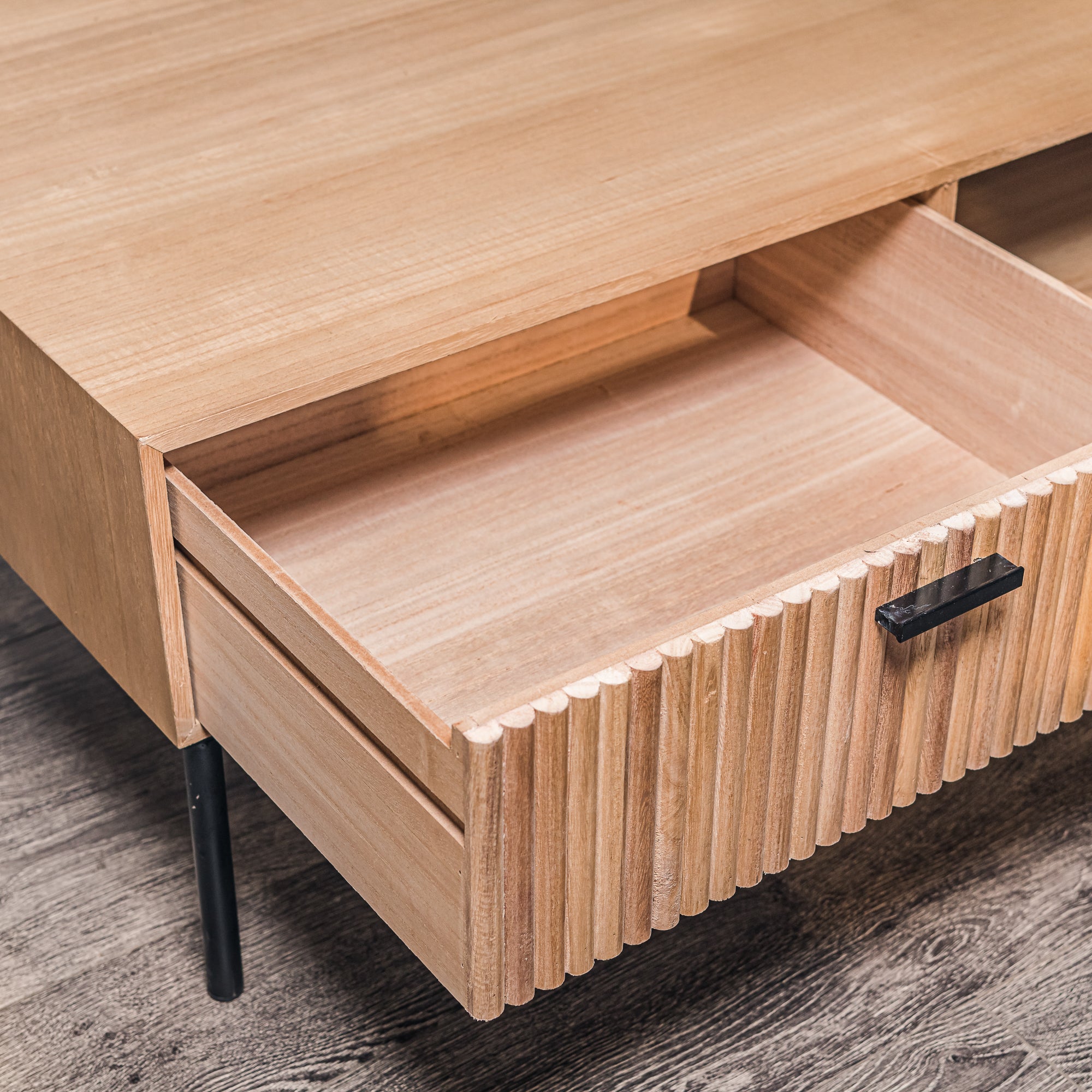 Stolik kawowy z litego drewna i metalu