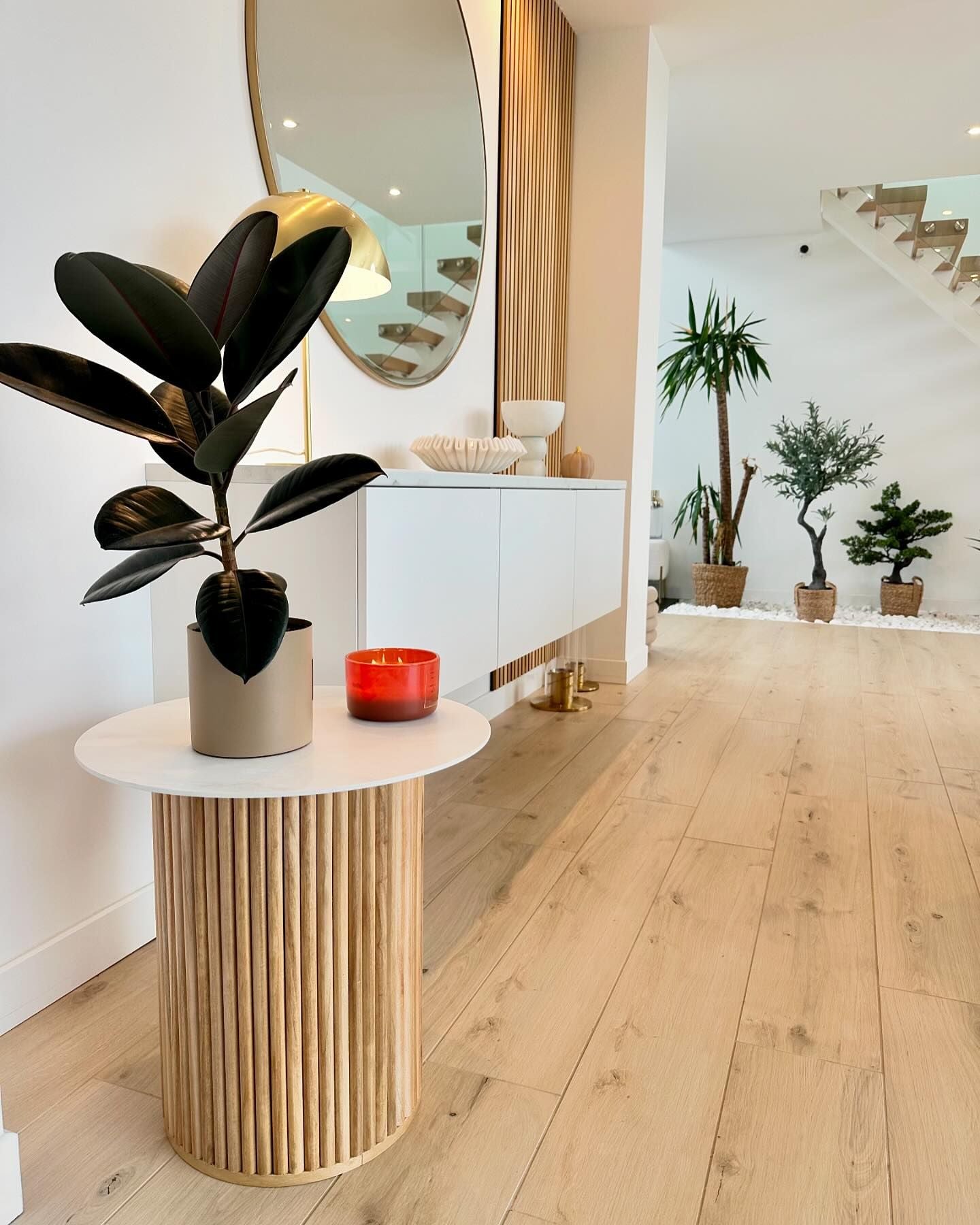 TRINIDAD – stolik pomocniczy z litego drewna z efektem marmuru