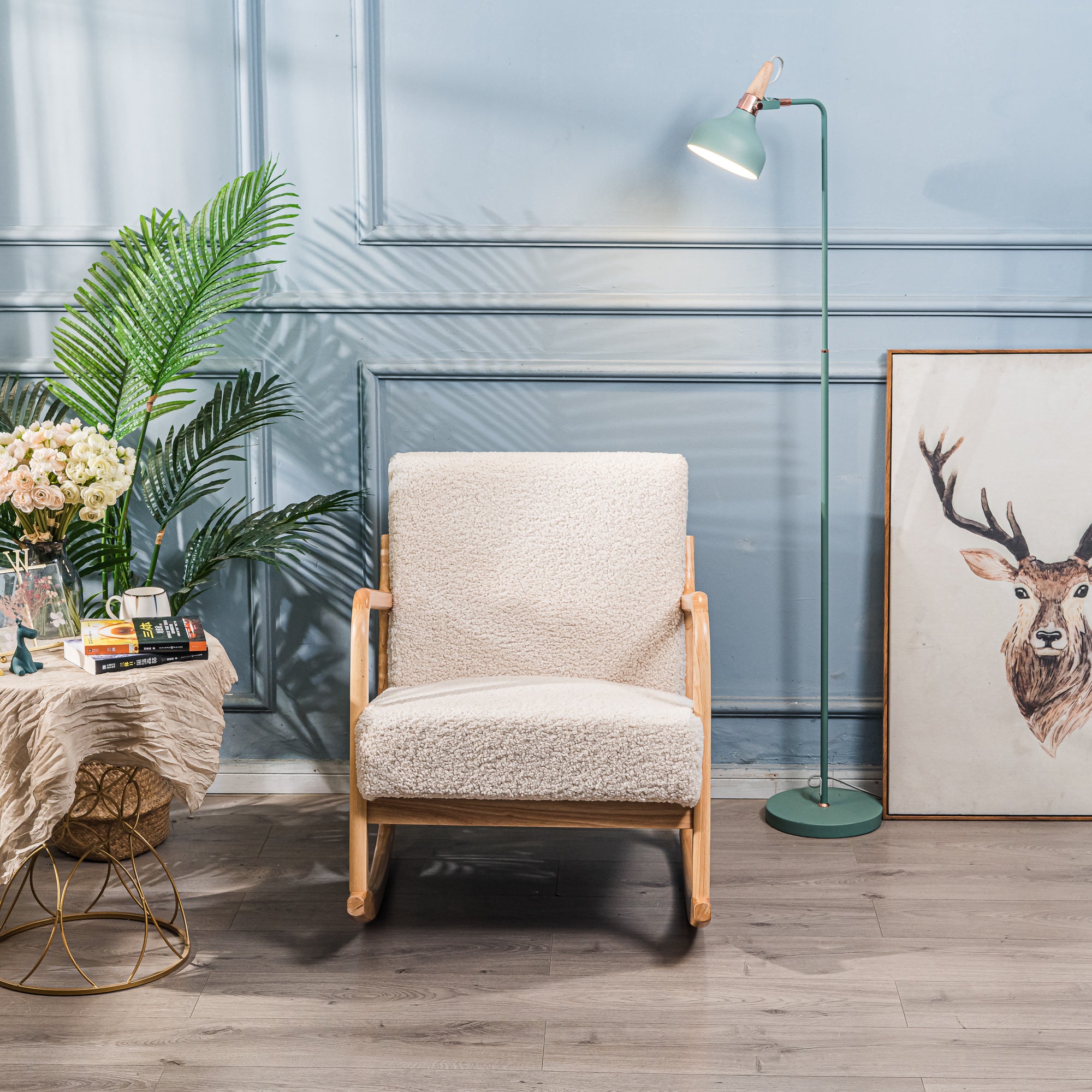 Fotel bujany z litego drewna i białymi pętelkami