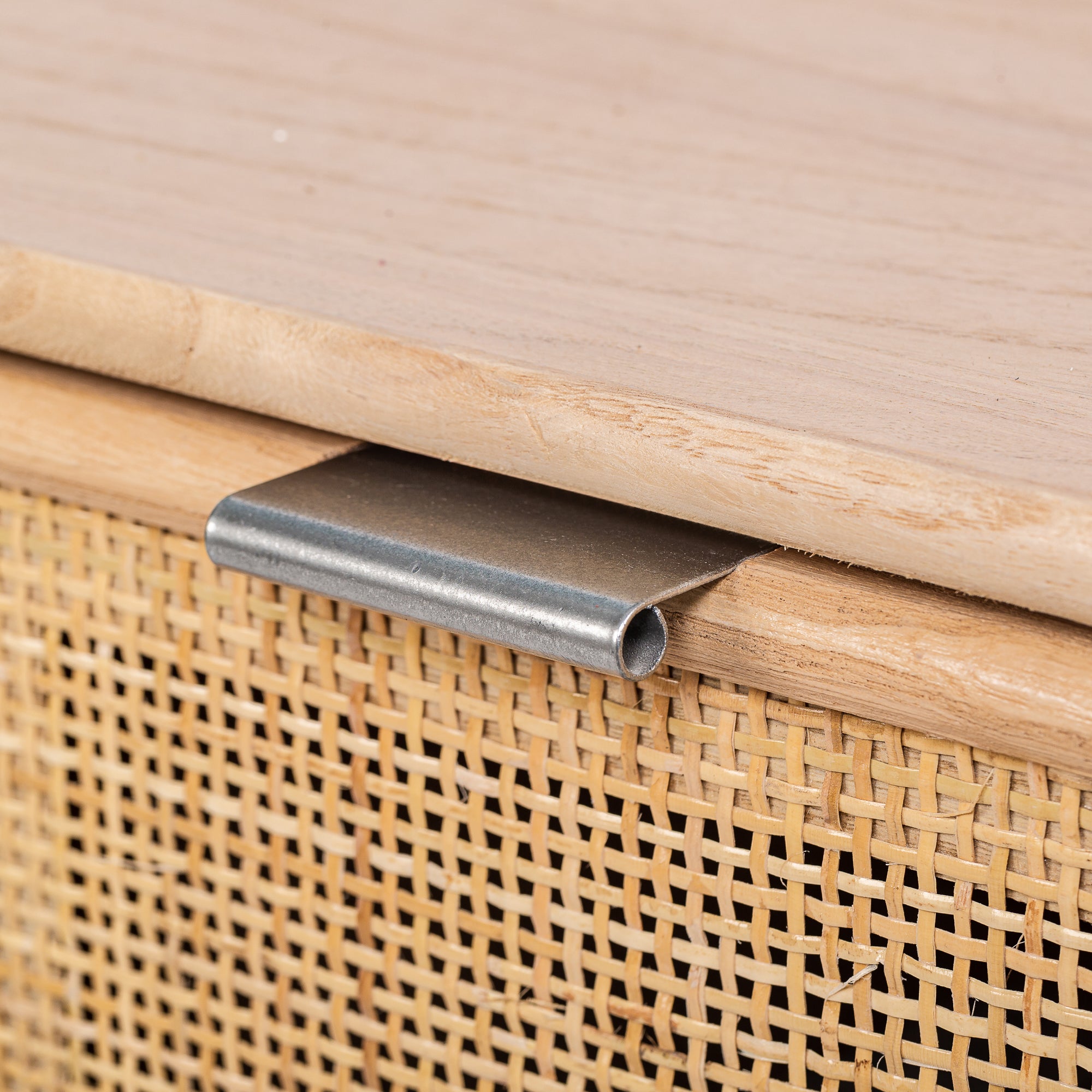 AKITA – Mebel pod telewizor z 2 szufladami, wykonany z drewna i rattanu